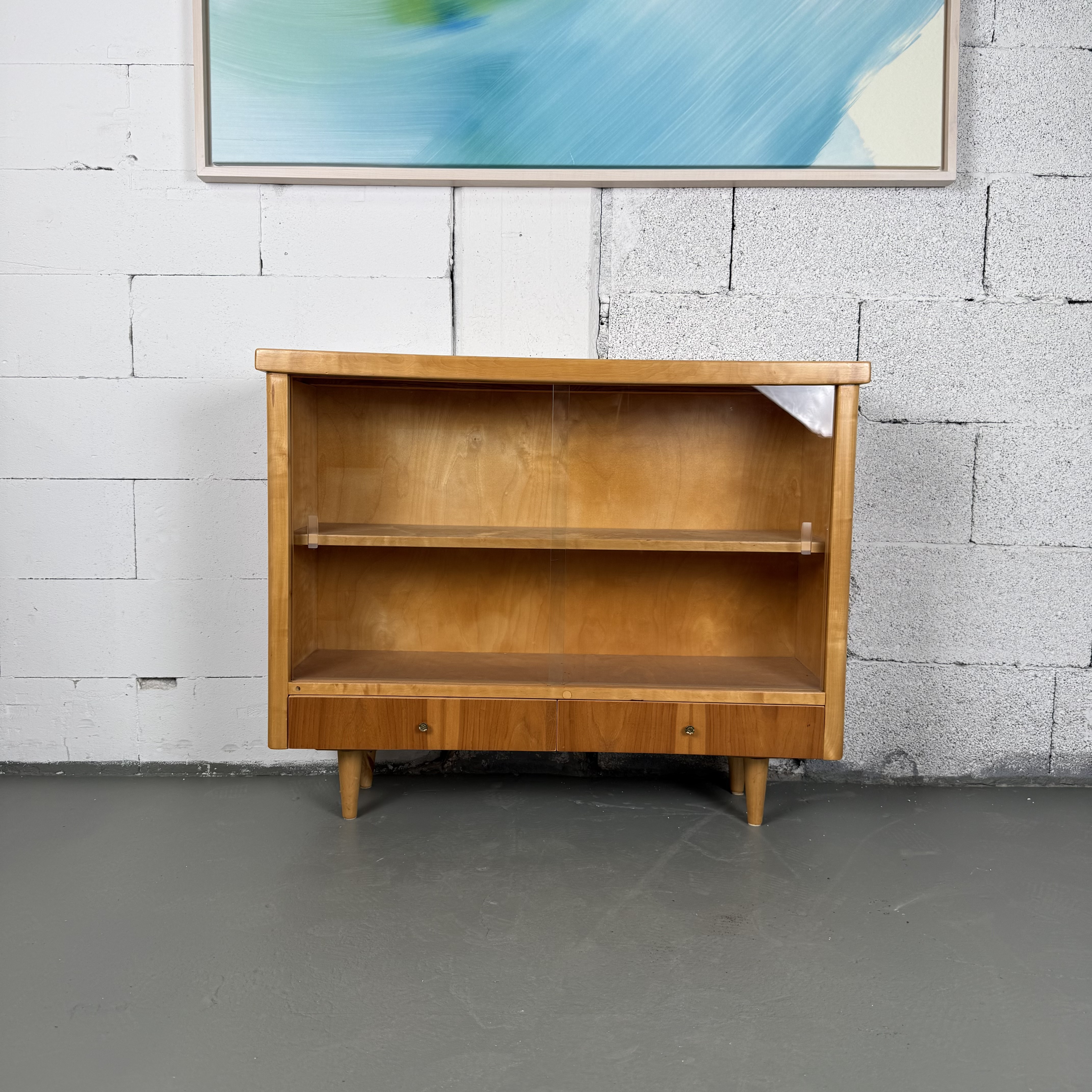 Kleine Kommode mit Glasschiebetür