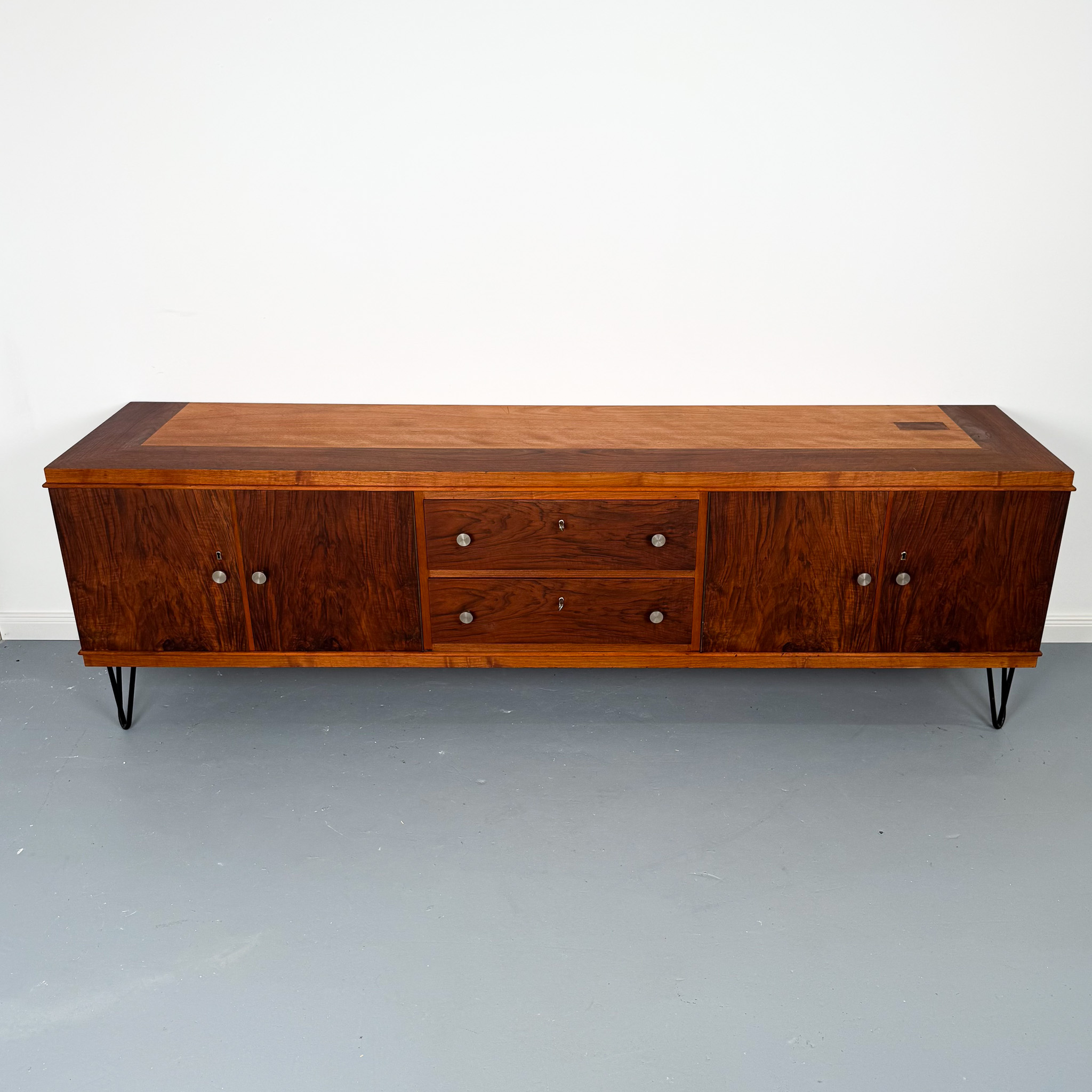 Hochwertiges Mid-Century Sideboard aus Nussbaum