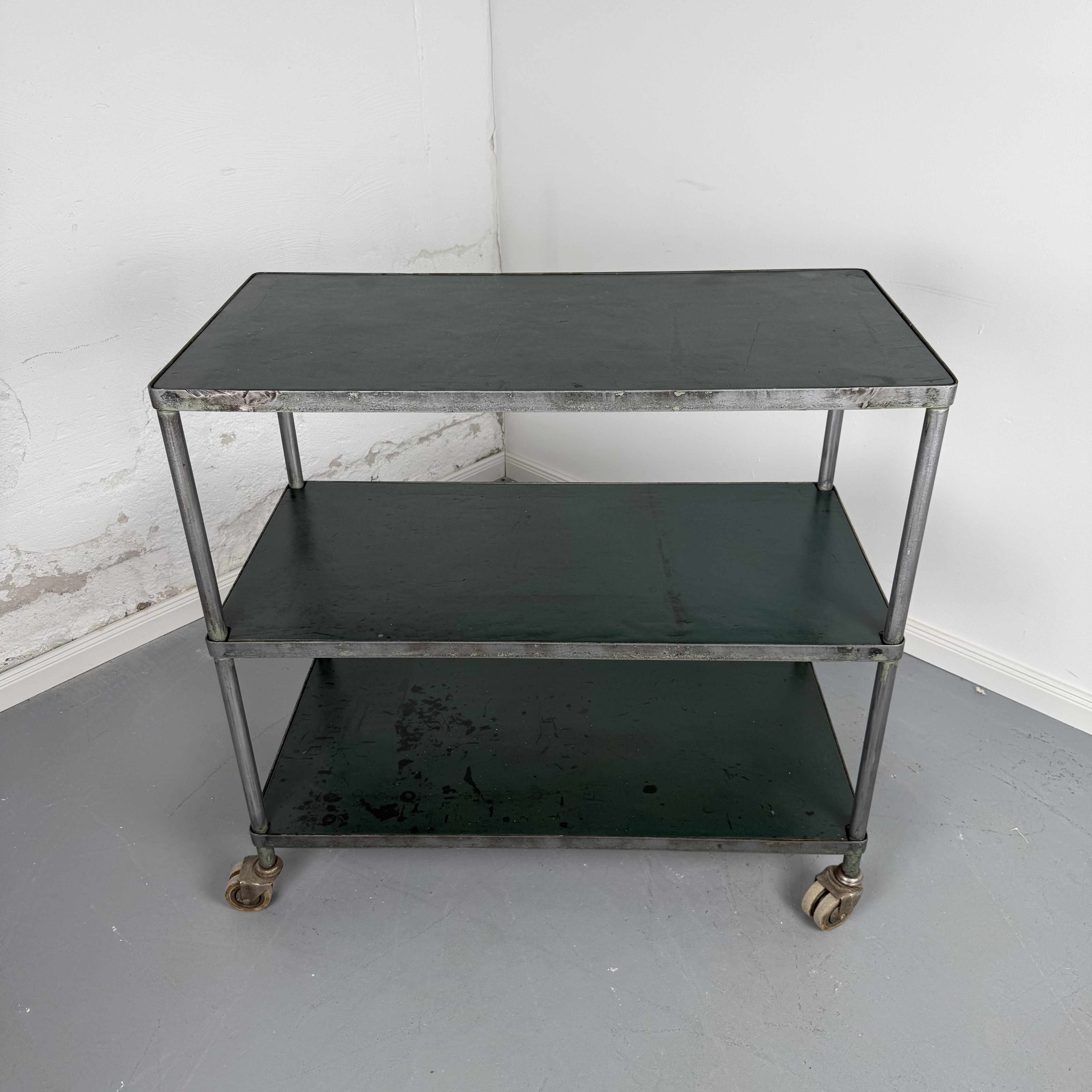 Industrieller Vintage Servierwagen mit Patina-Charme Industrieller Vintage Servierwagen mit Patina-Charme