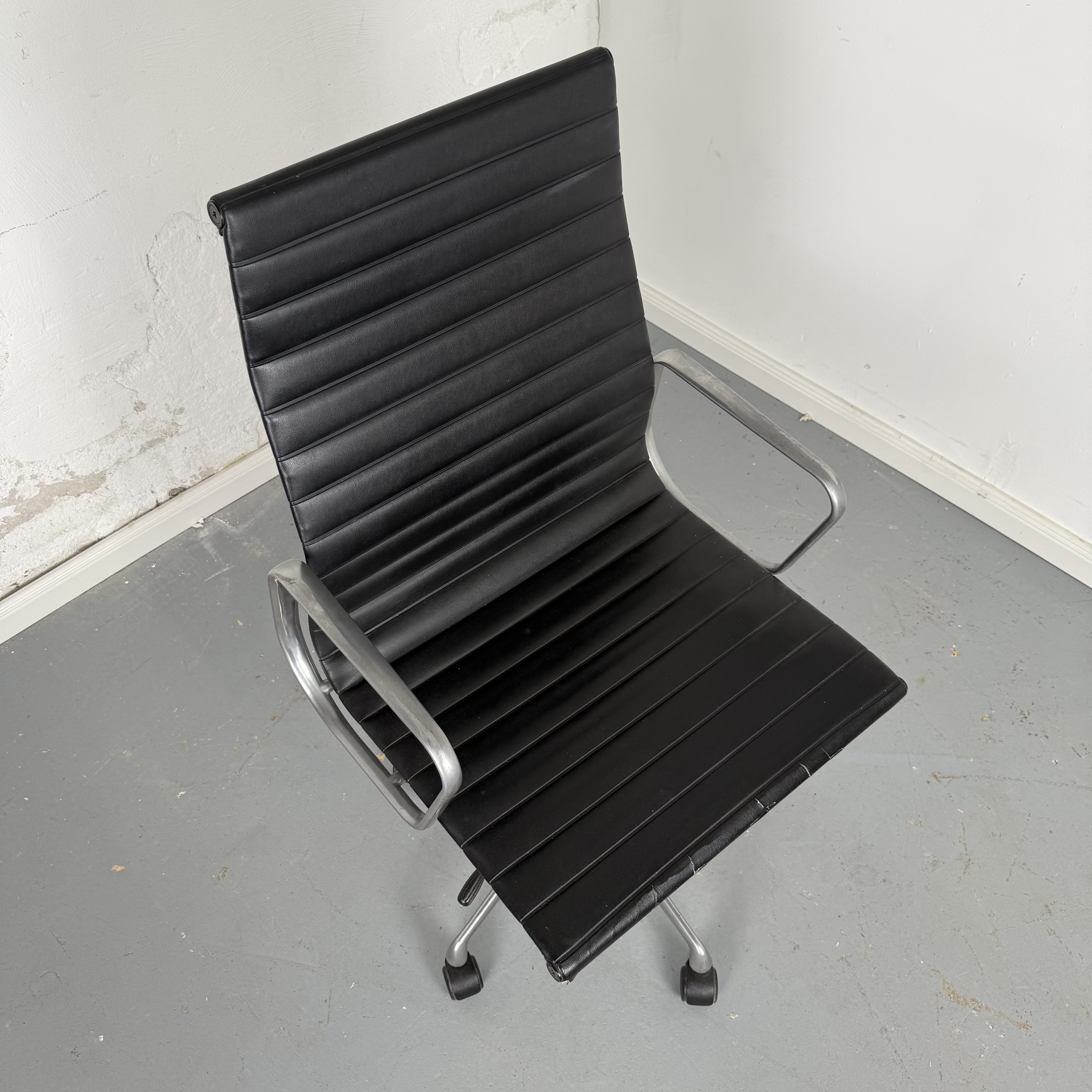 Aluminium Chair EA 119 von Charles & Ray Eames für Herman Miller