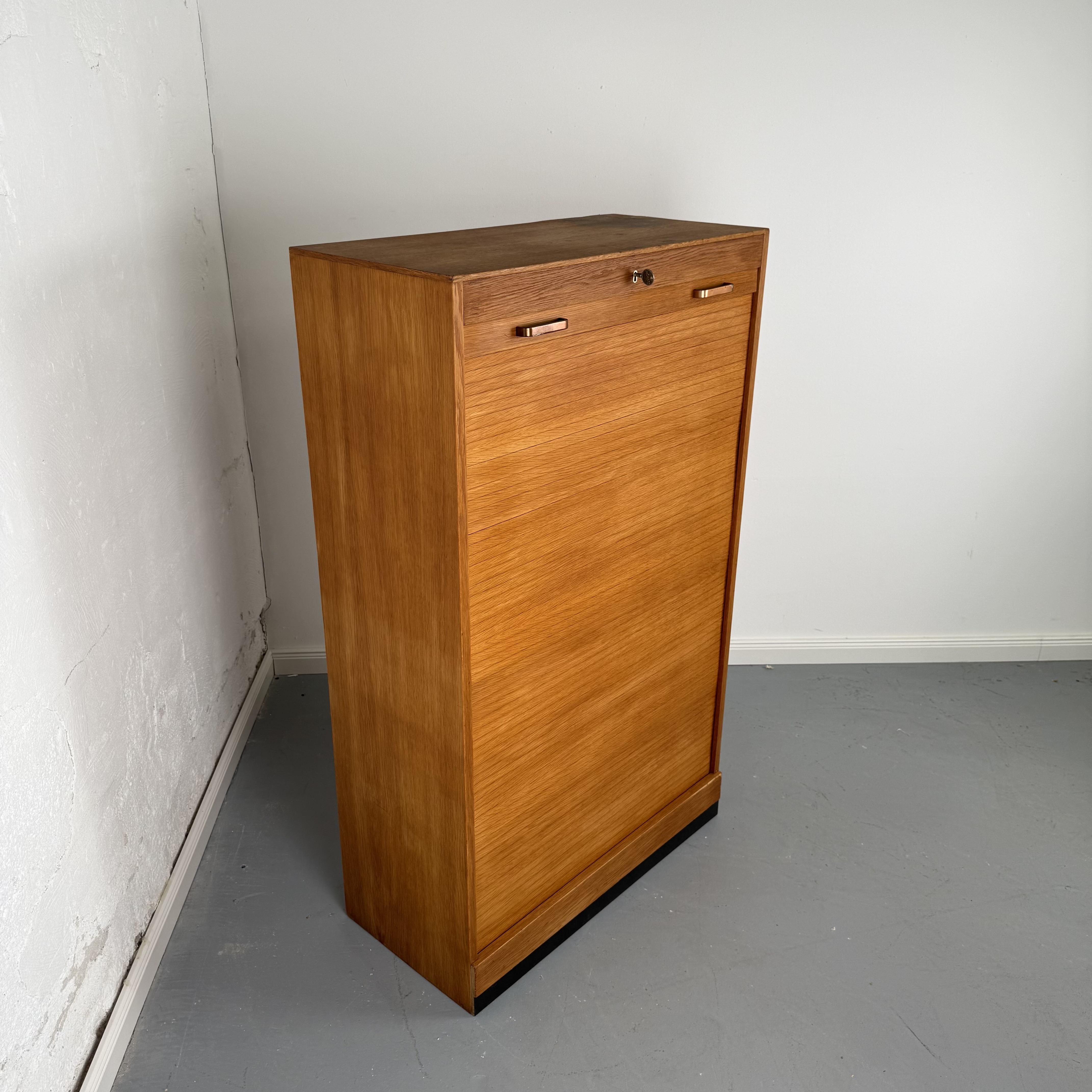 Kompakter Rollladenschrank aus den 60ern Kompakter Rollladenschrank aus den 60ern