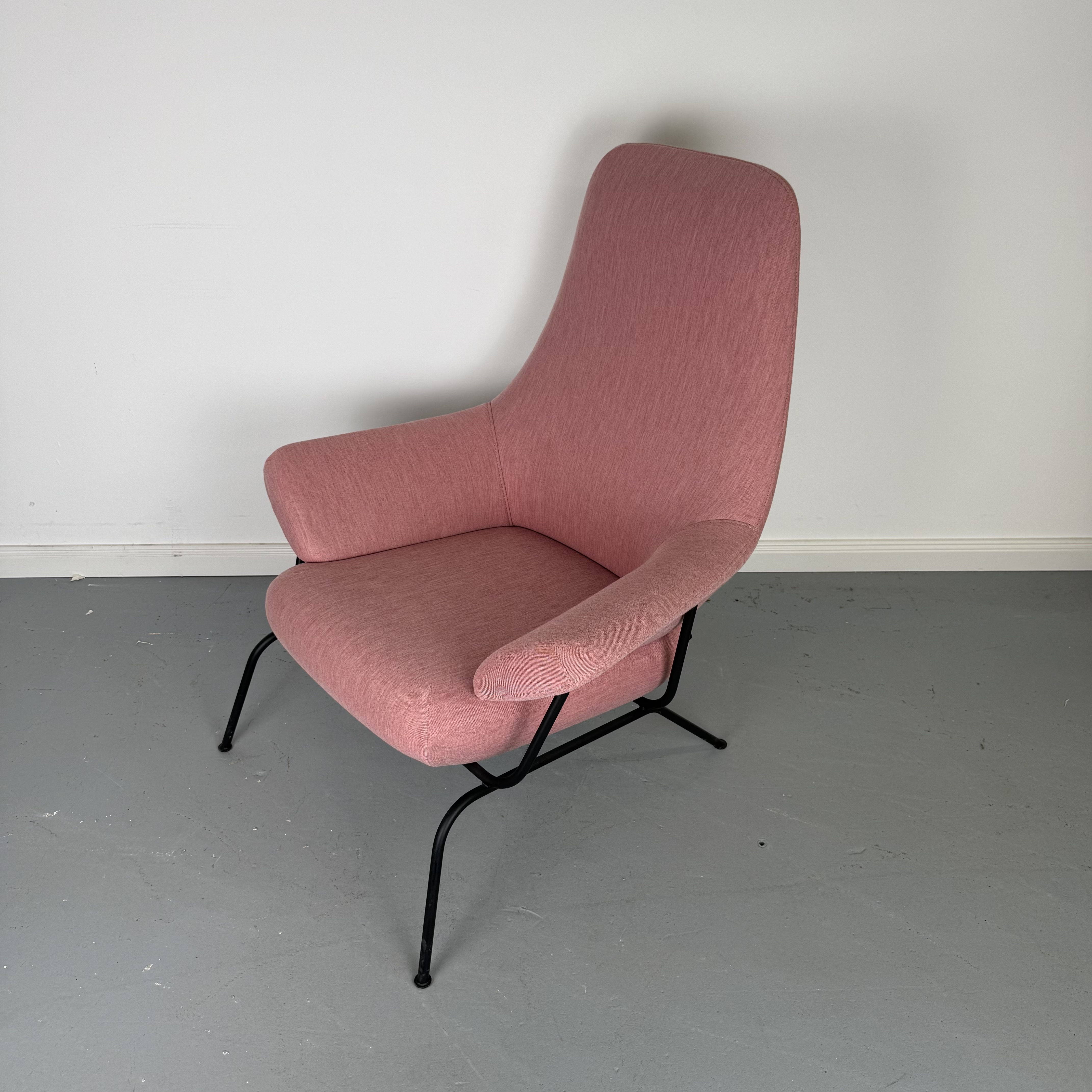 Pinker "Hai" Lounge Chair von Hem Pinker "Hai" Lounge Chair von Hem