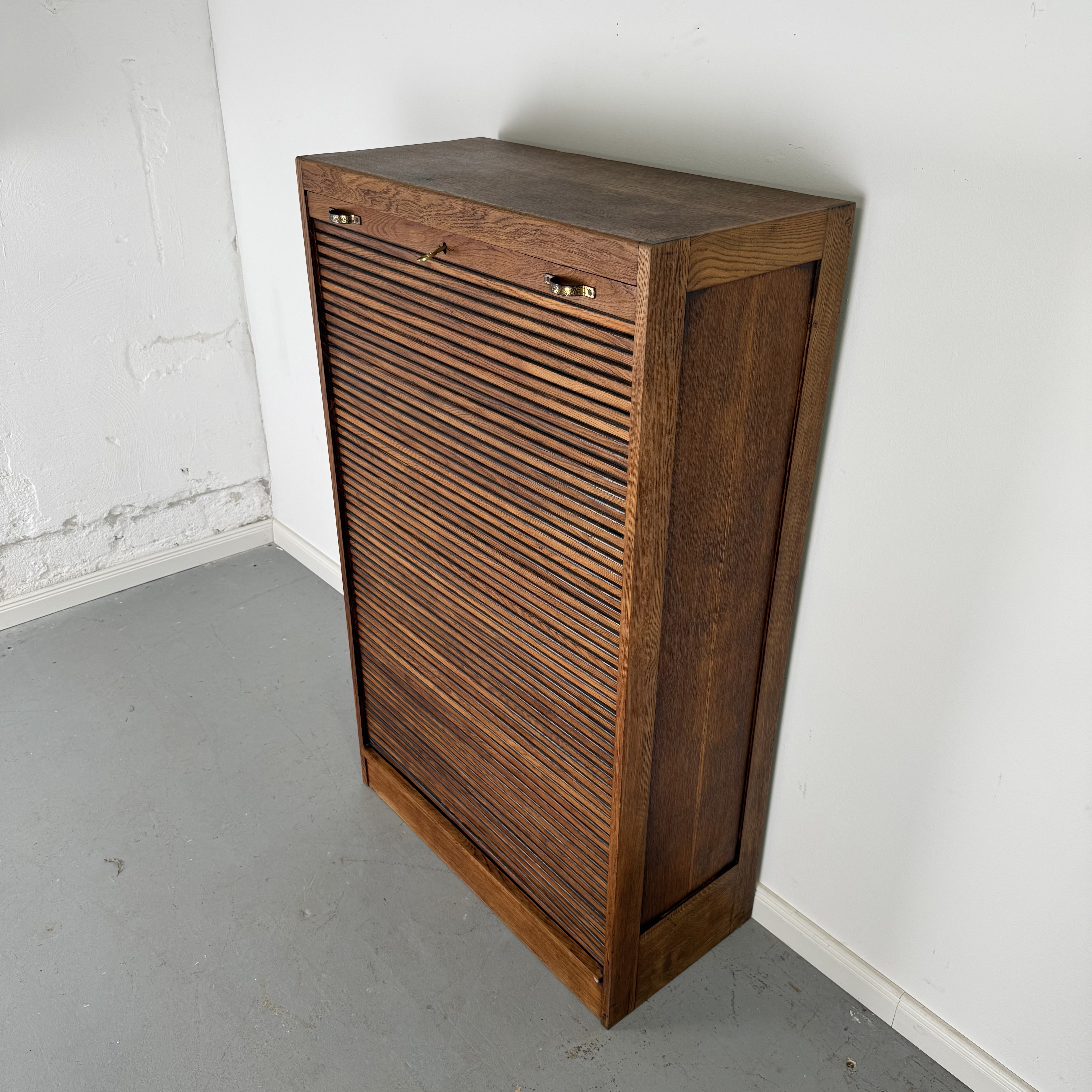 Eleganter Rollladenschrank im Art-Déco-Stil Eleganter Rollladenschrank im Art-Déco-Stil