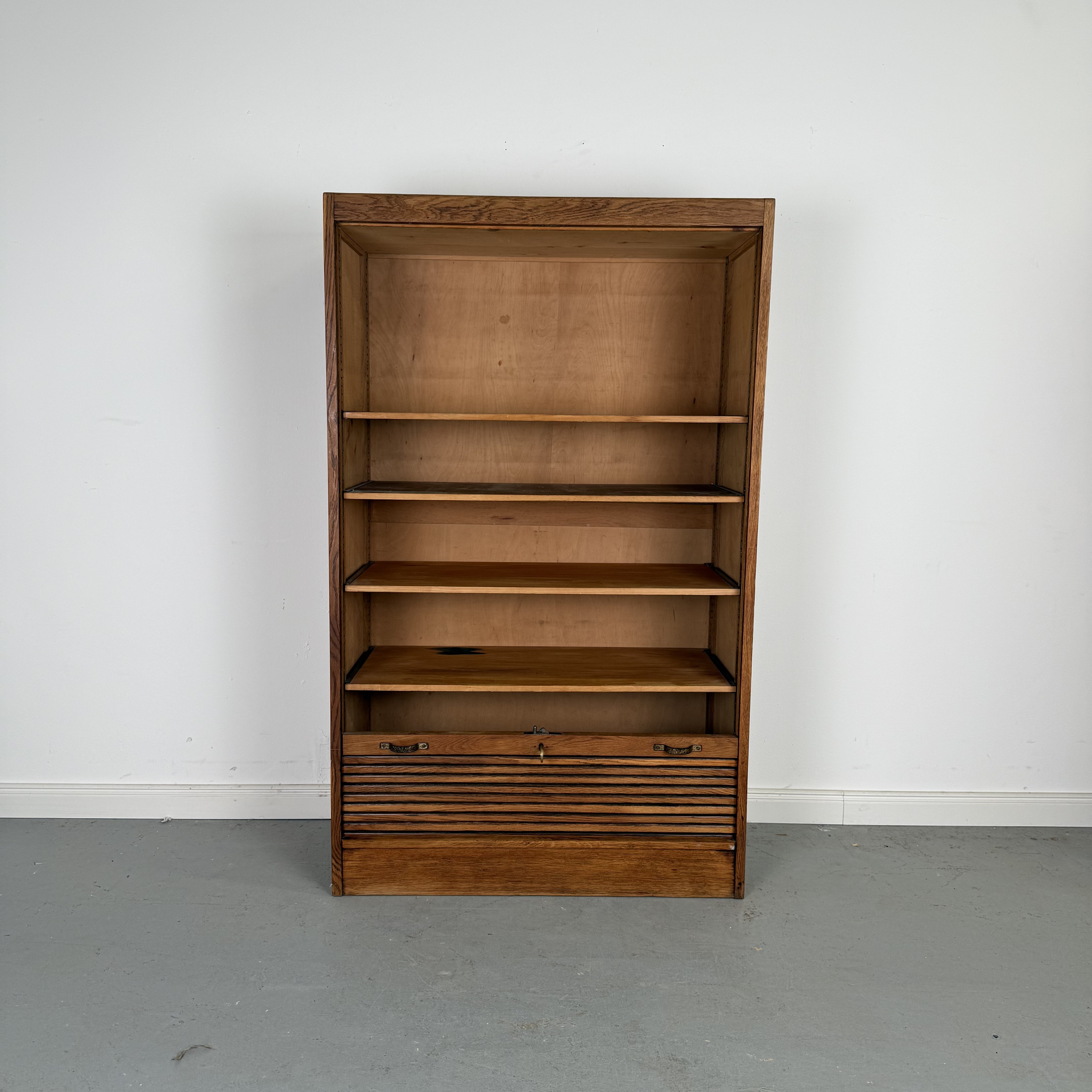 Eleganter Rollladenschrank im Art-Déco-Stil