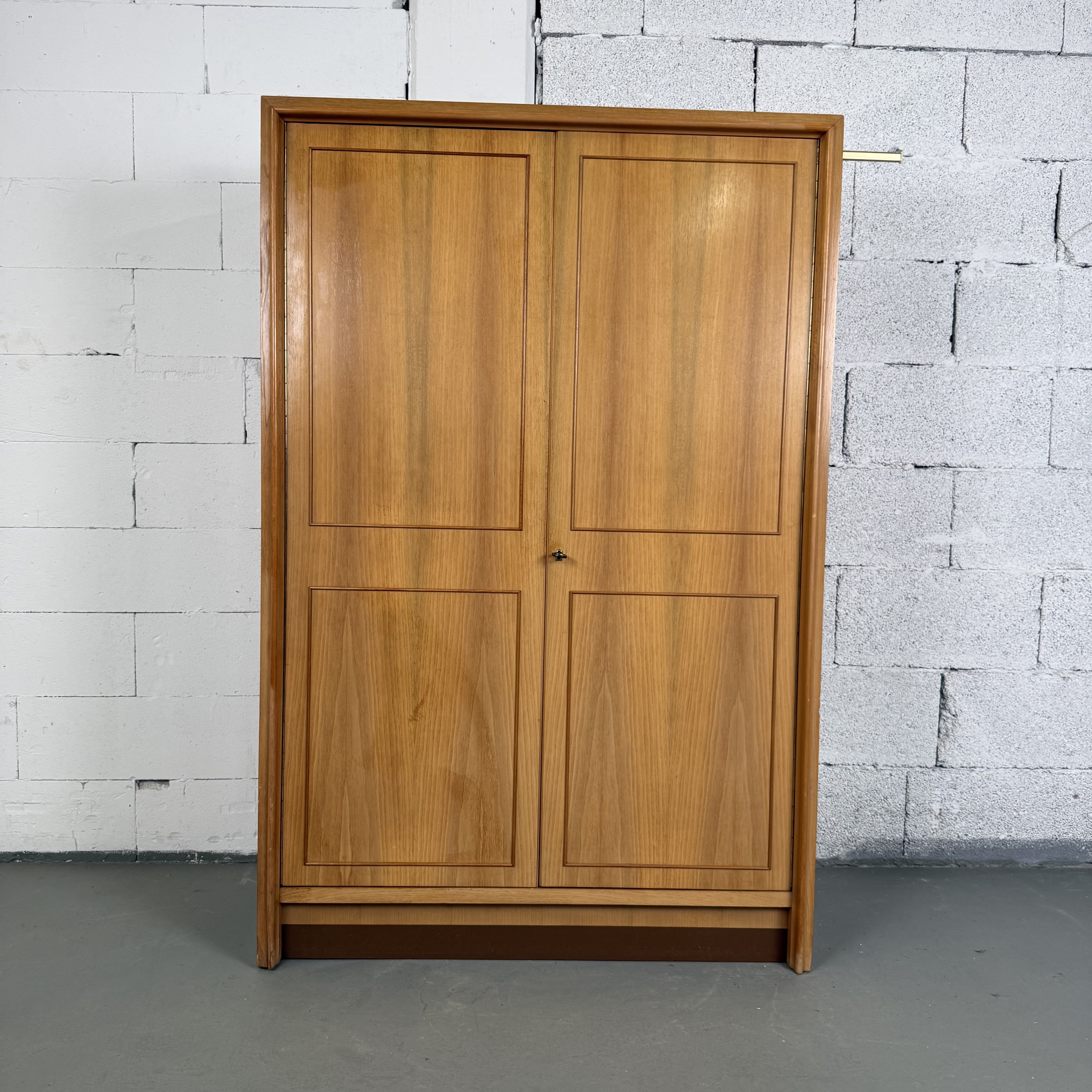 Vintage Kleiderschrank aus Holz mit Zierleisten und Kleiderstange