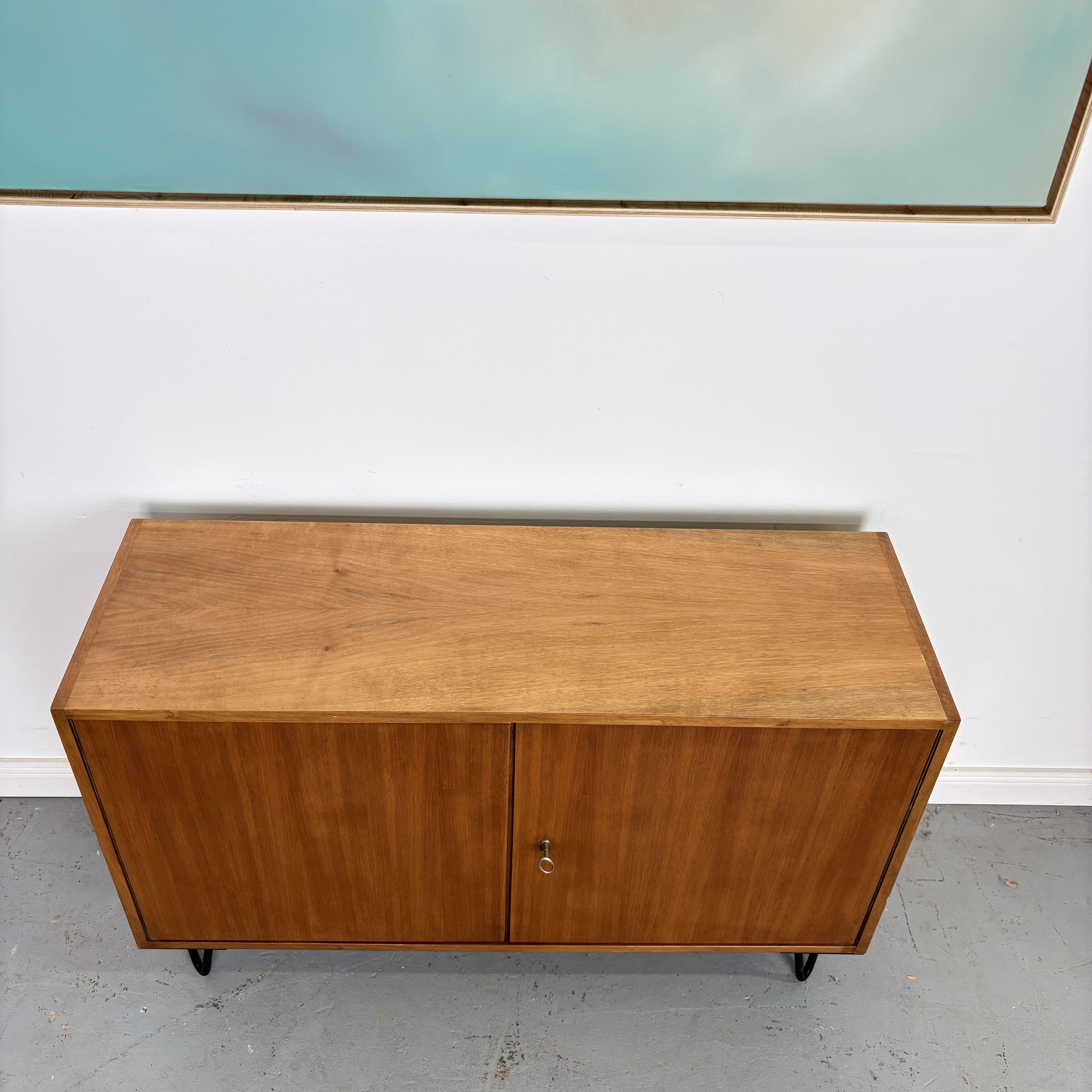Mid-Century Kommode mit Hairpin-Beinen