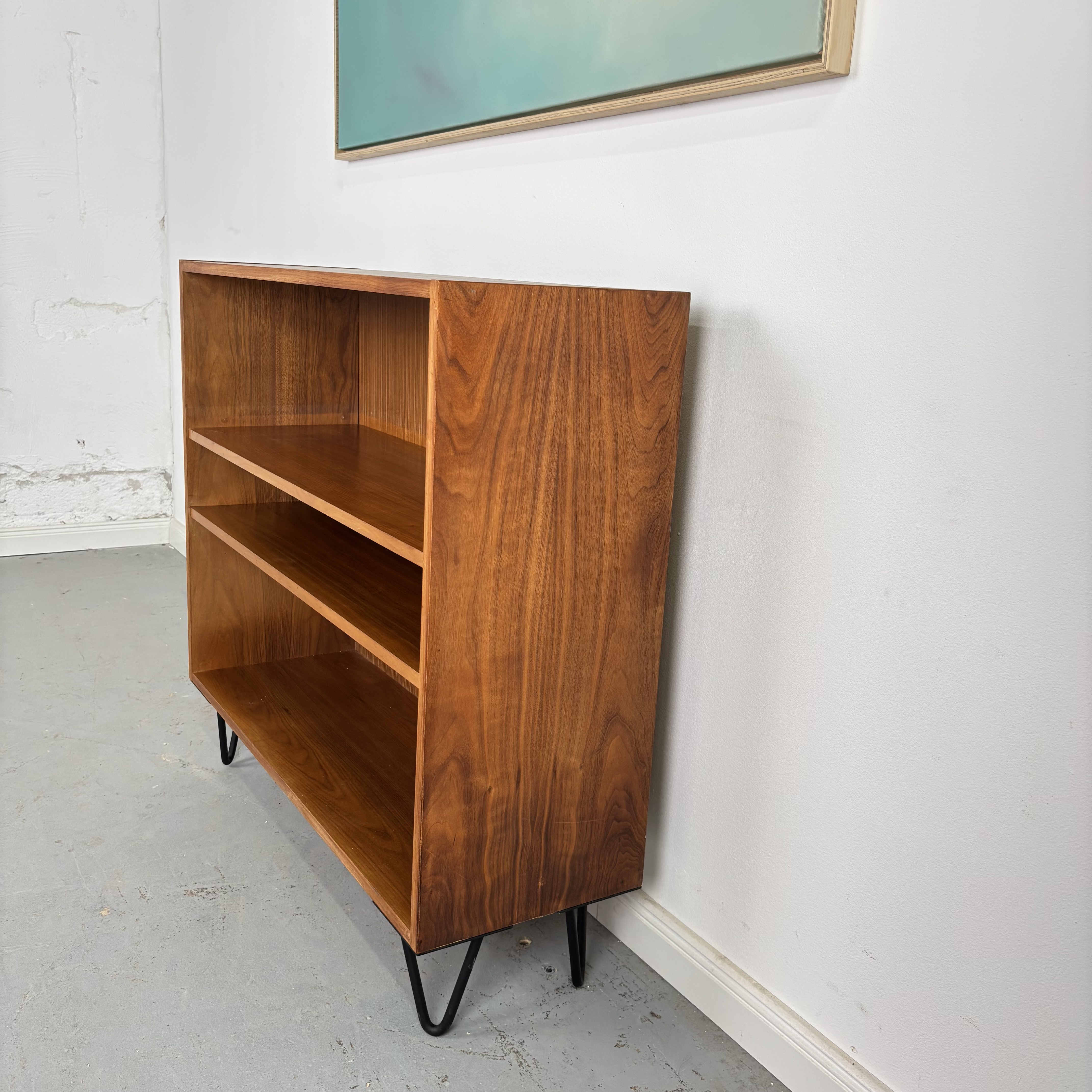 Mid-Century Regal mit filigranen Hairpin Legs