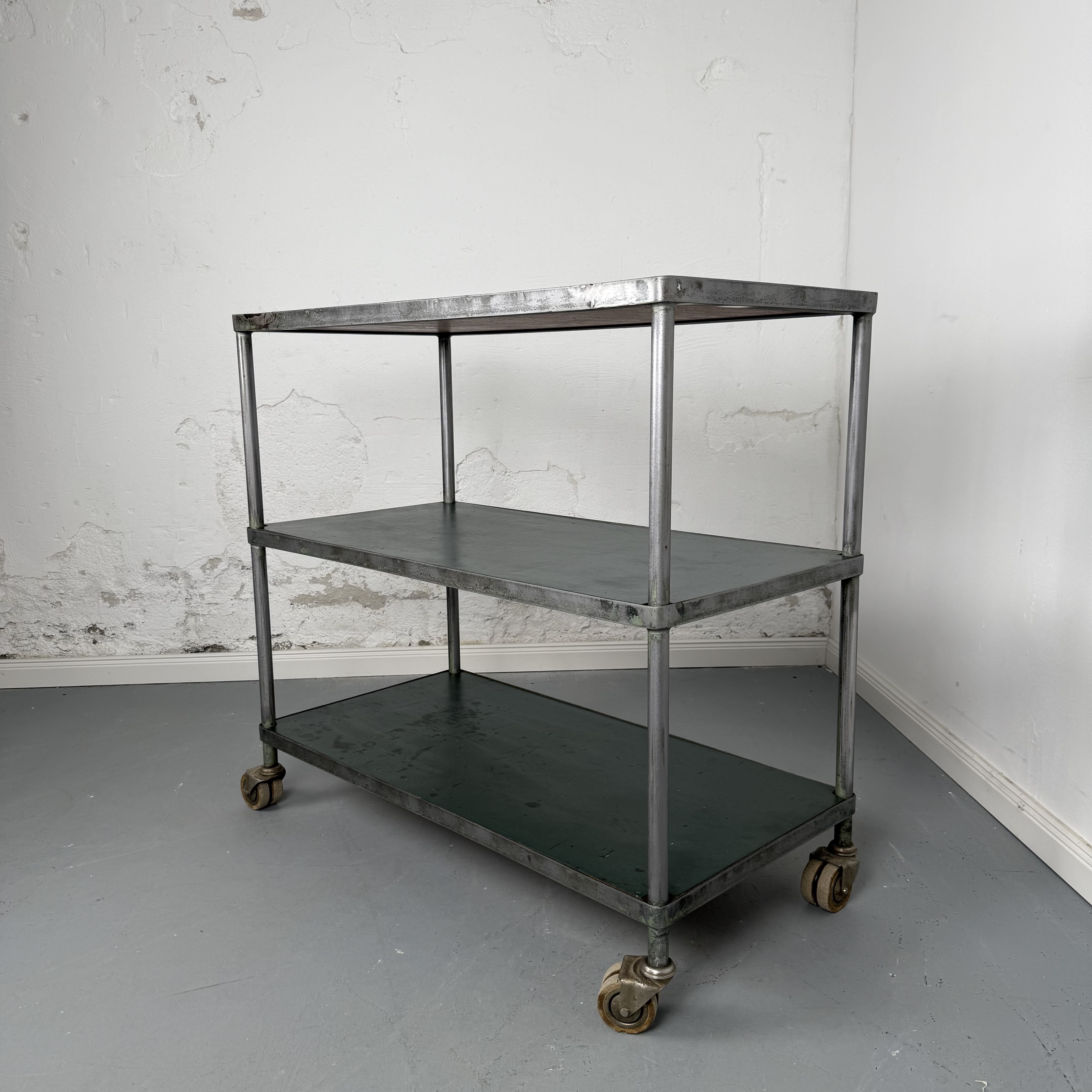 Industrieller Vintage Servierwagen mit Patina-Charme