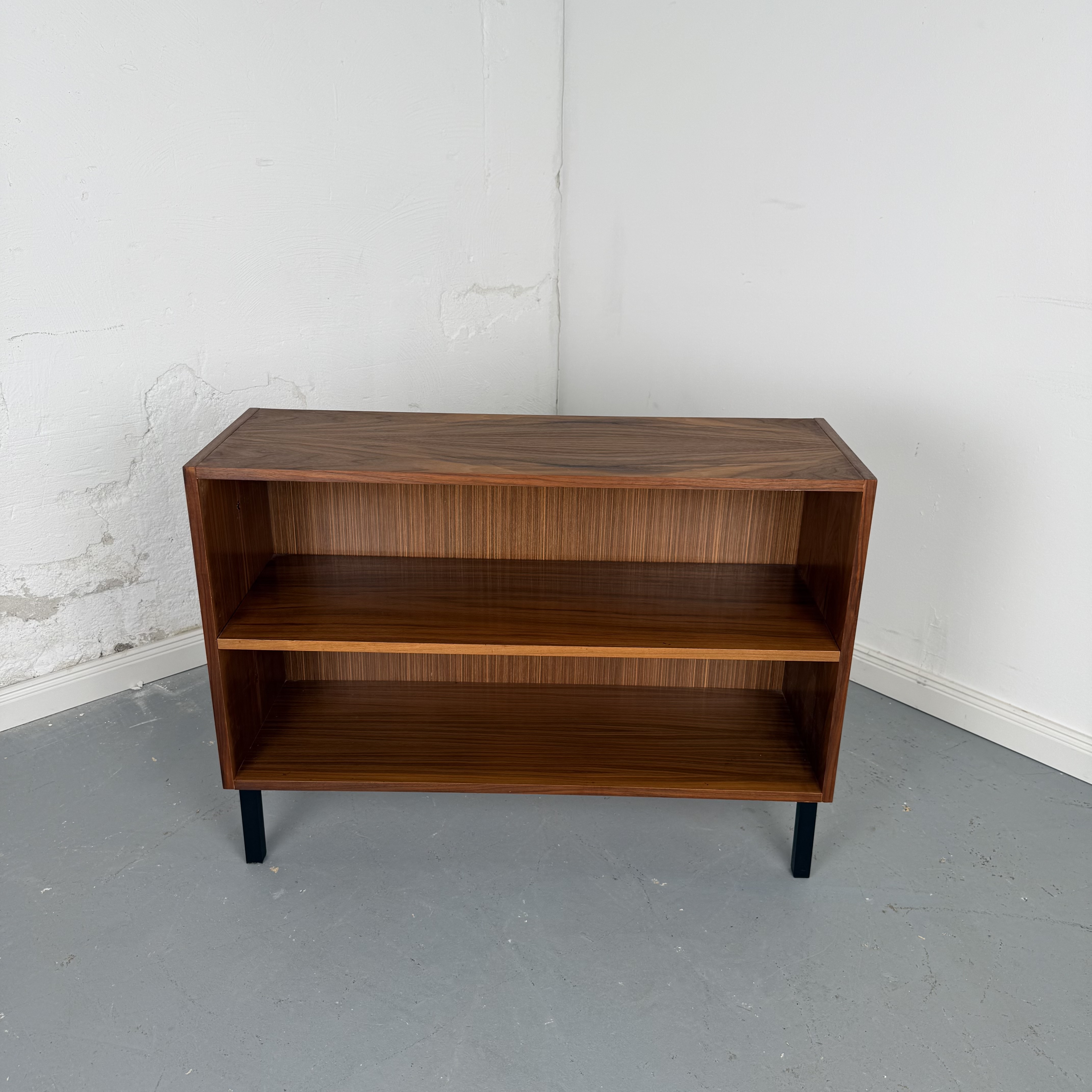 Formschönes Regal im Mid Century Stil Formschönes Regal im Mid Century Stil