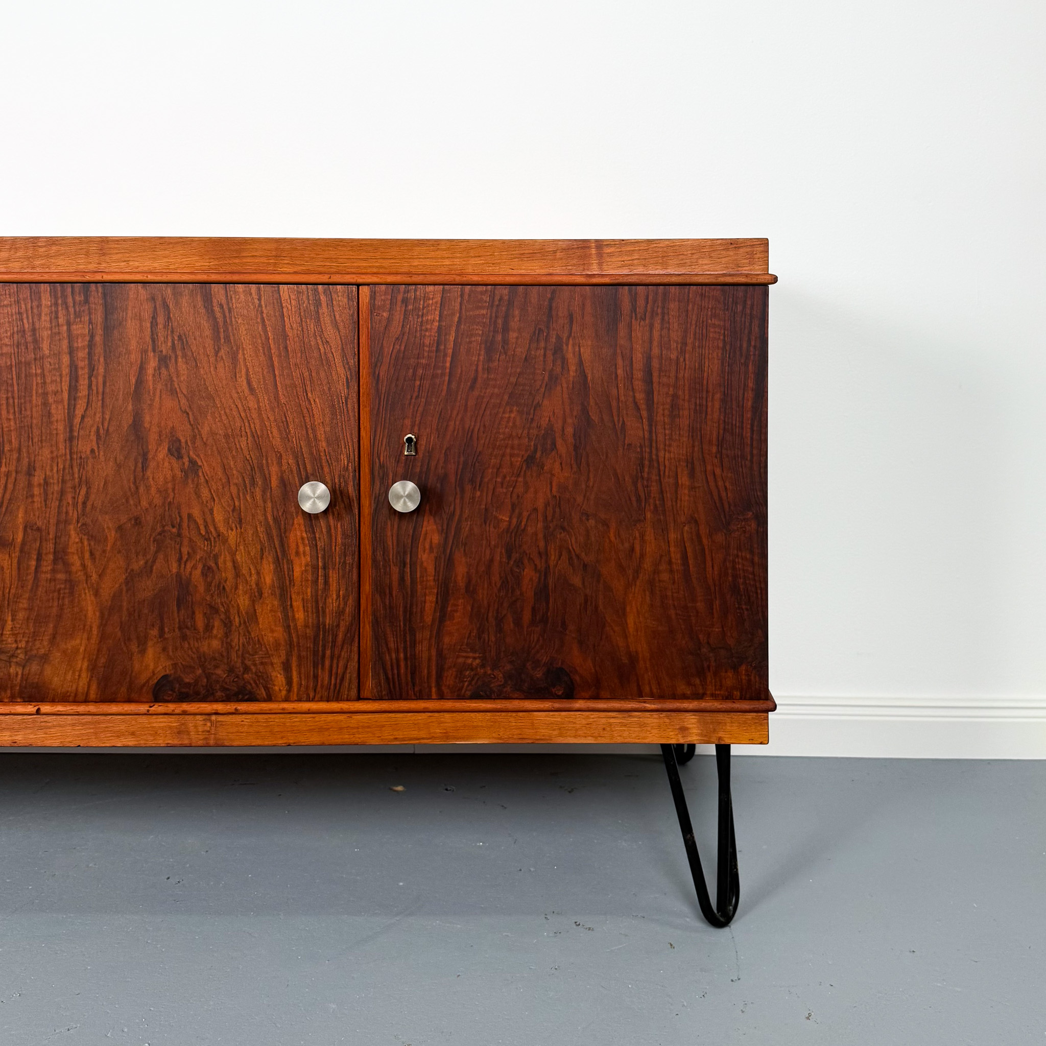 Hochwertiges Mid-Century Sideboard aus Nussbaum