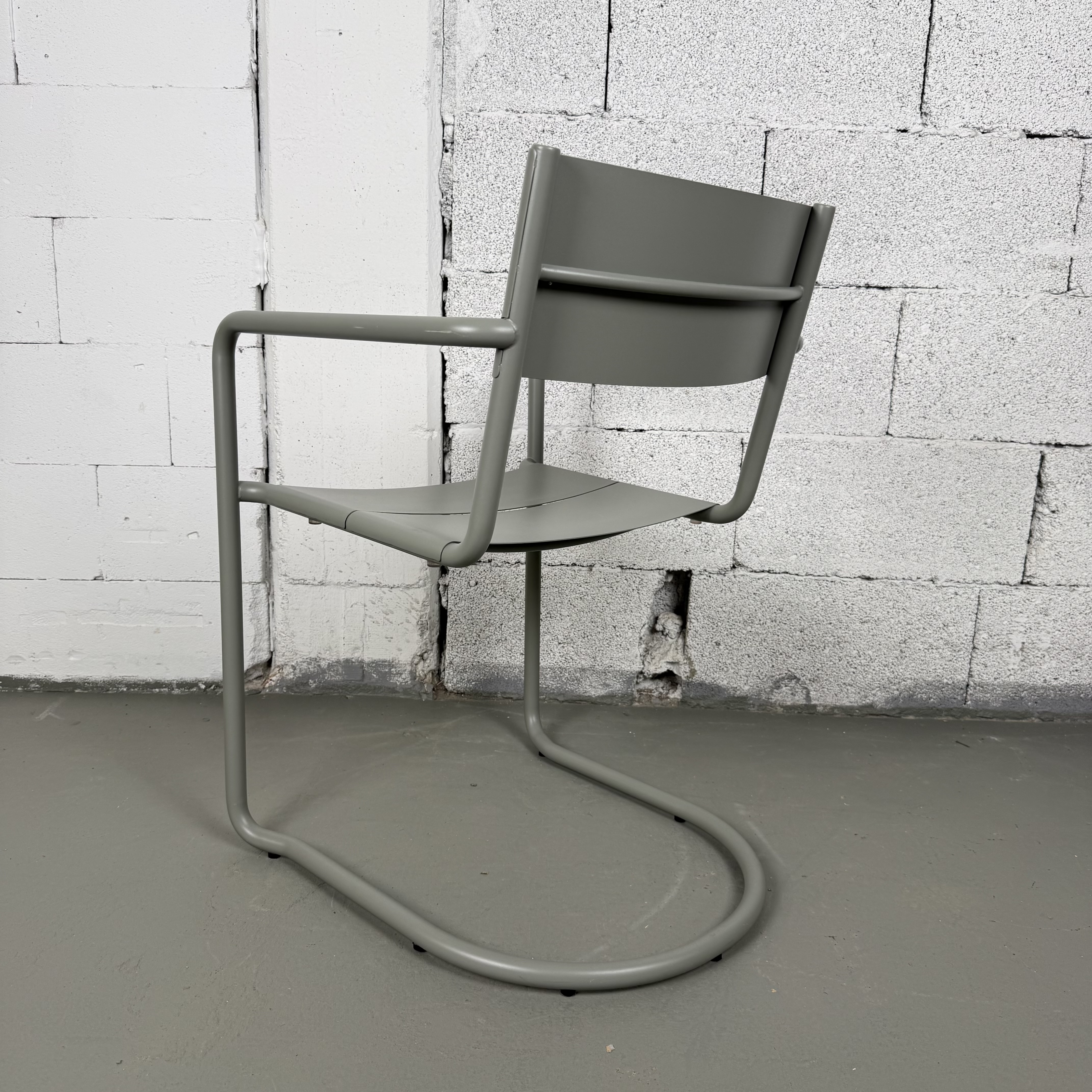 Nine Armlehnstuhl Sine