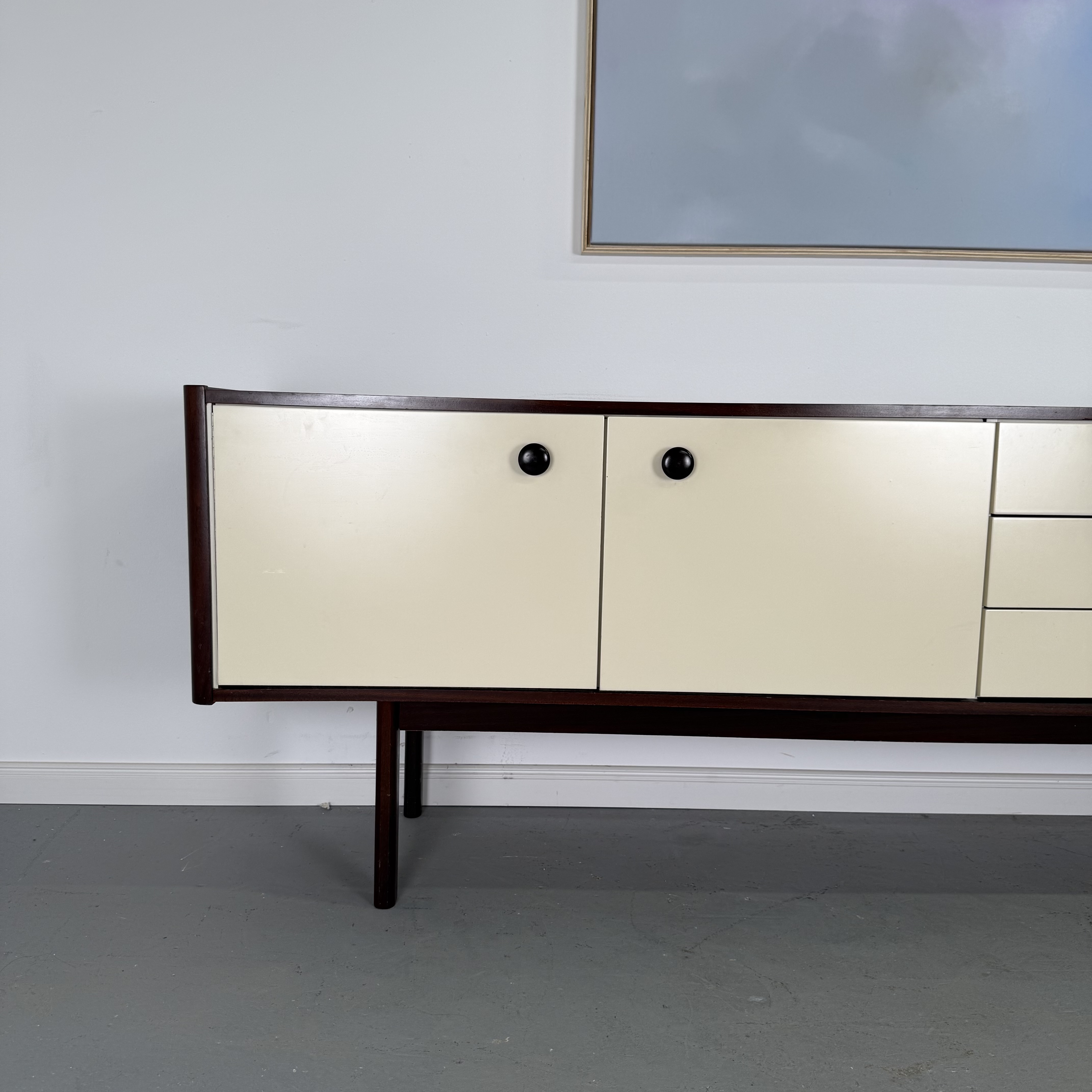 Wunderschönes Sideboard mit weißer Front im Mid-Century Stil