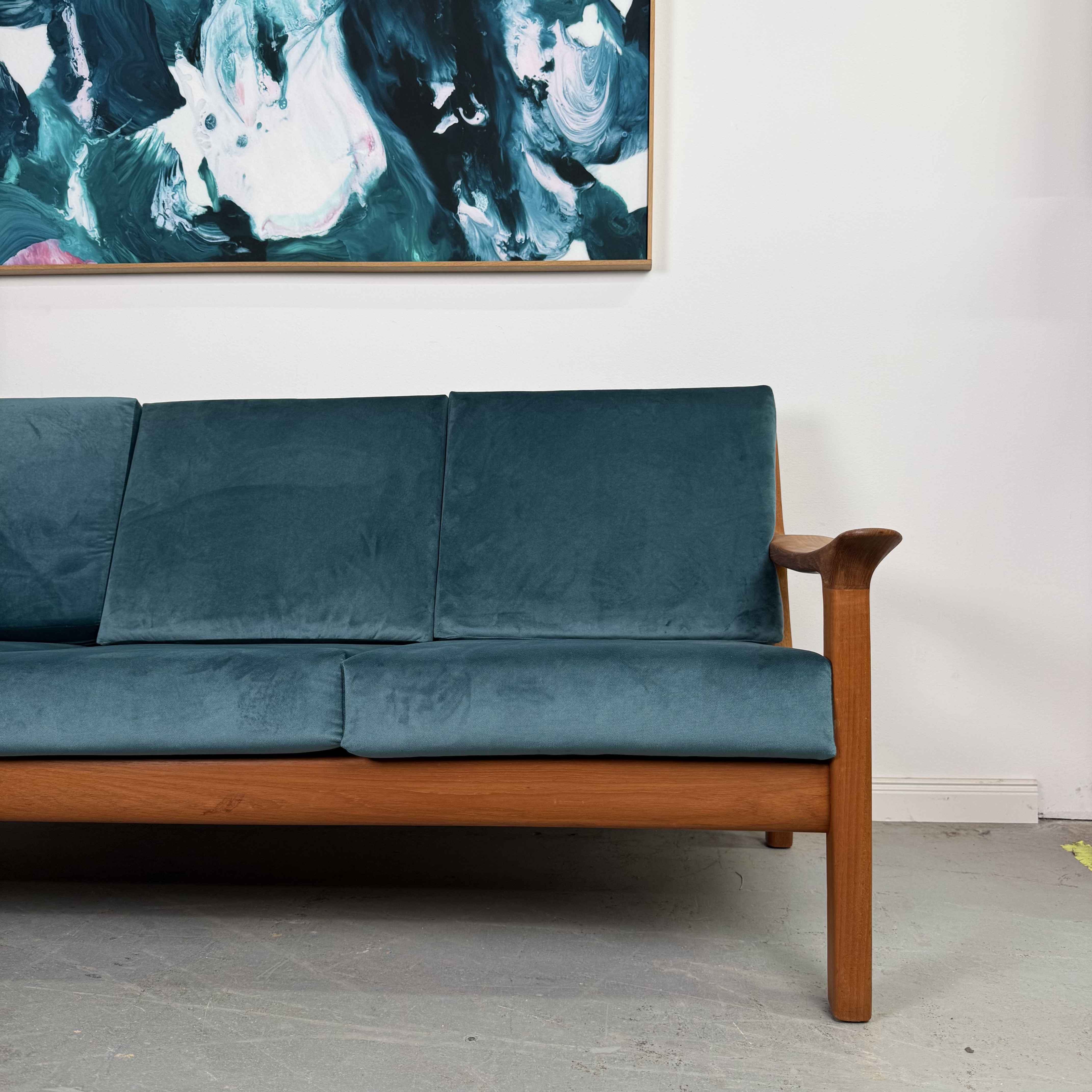 Mid-Century Dreisitzer Sofa aus Teakholz, neu bezogen