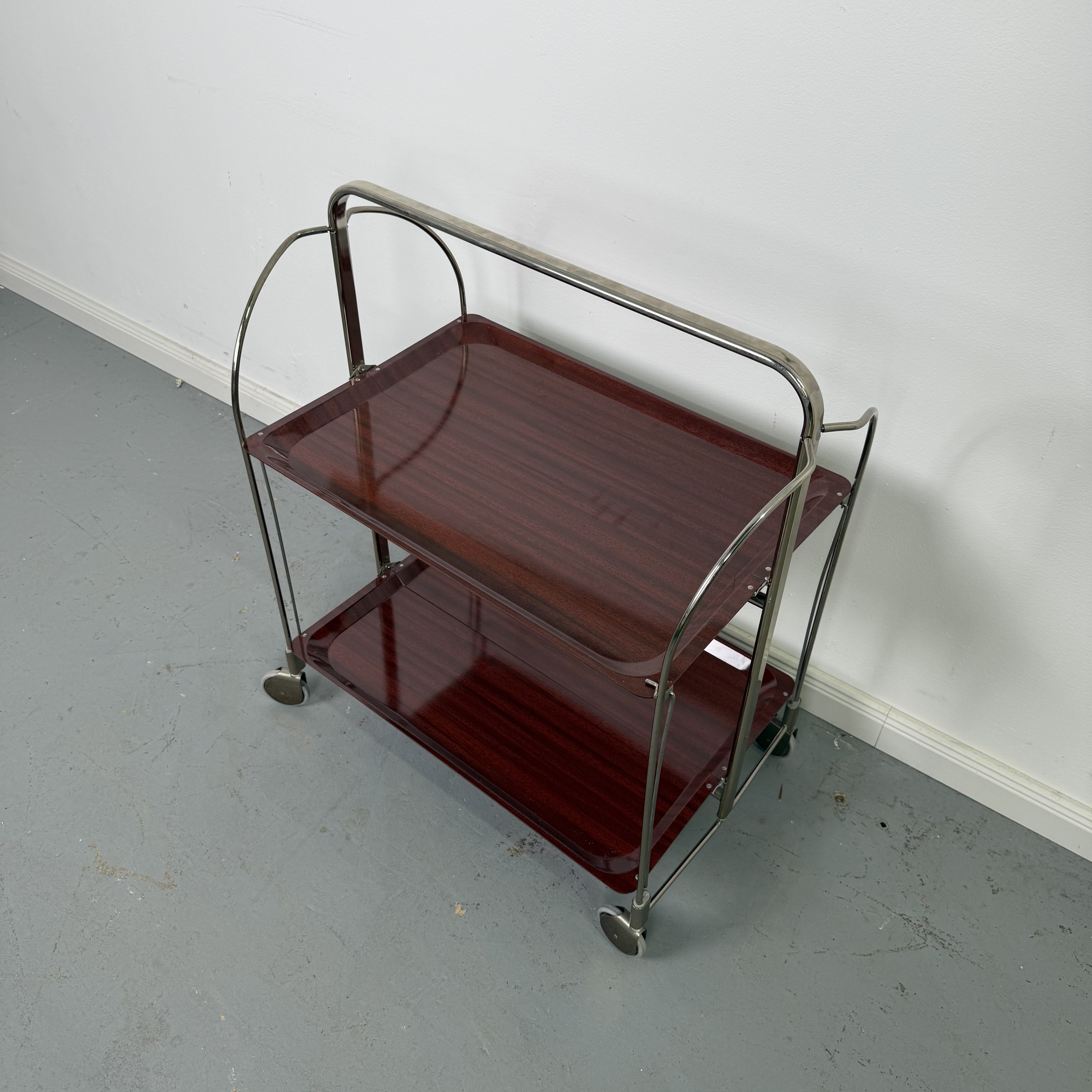 roter Servierwagen auf Räder