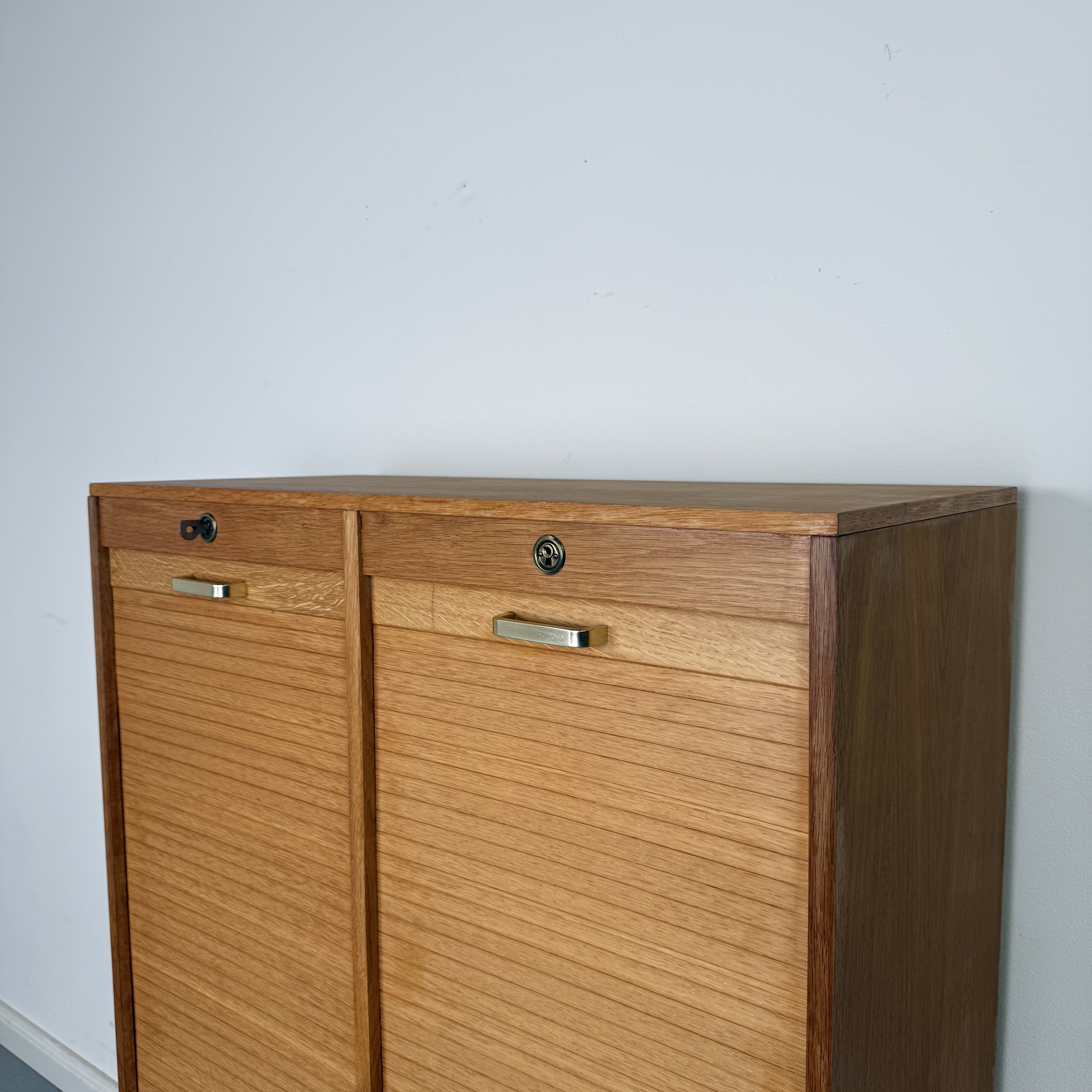 Kompakter Rollladenschrank mit zwei Rollläden aus Holz