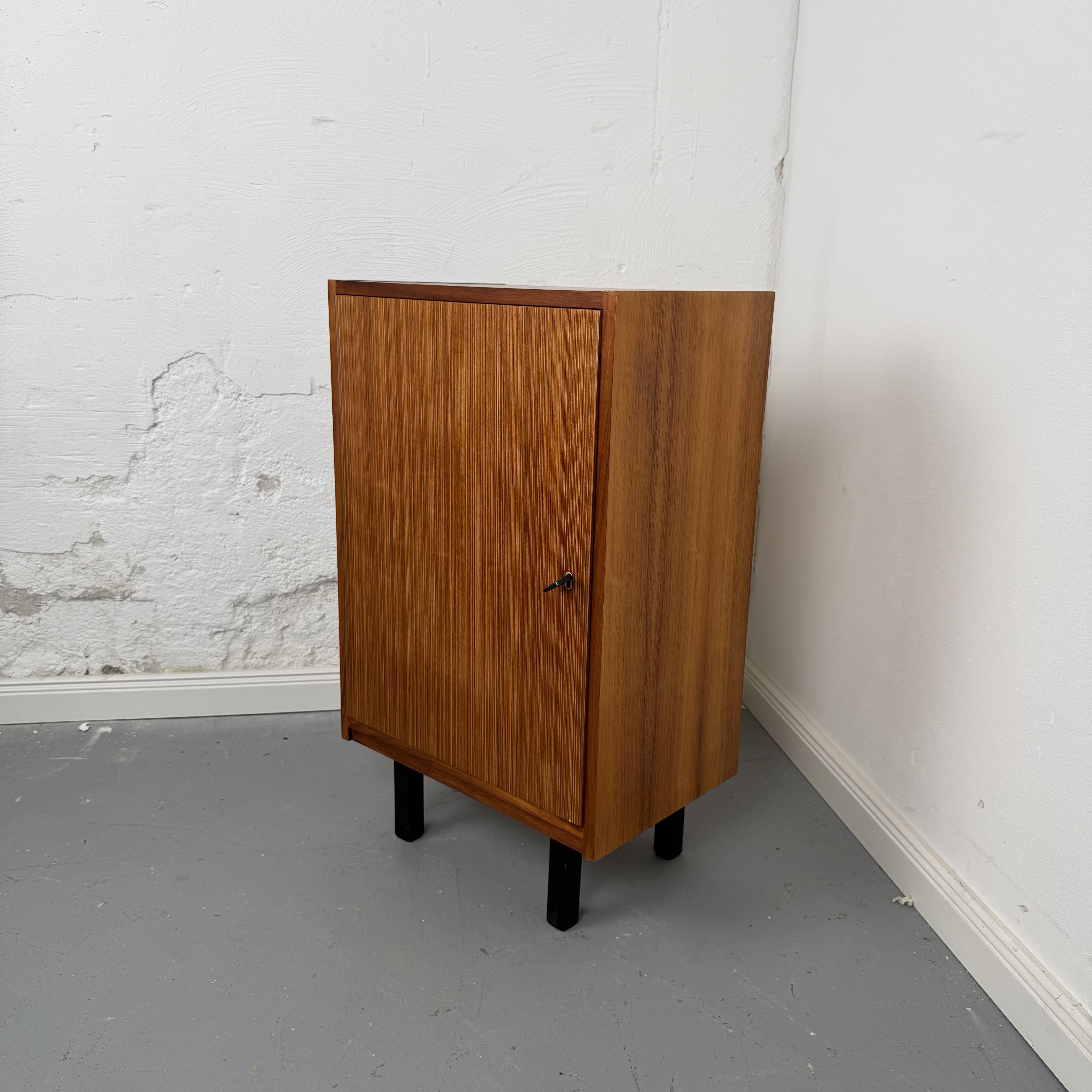 Schlanke Beistellkommode im Mid-Century Stil