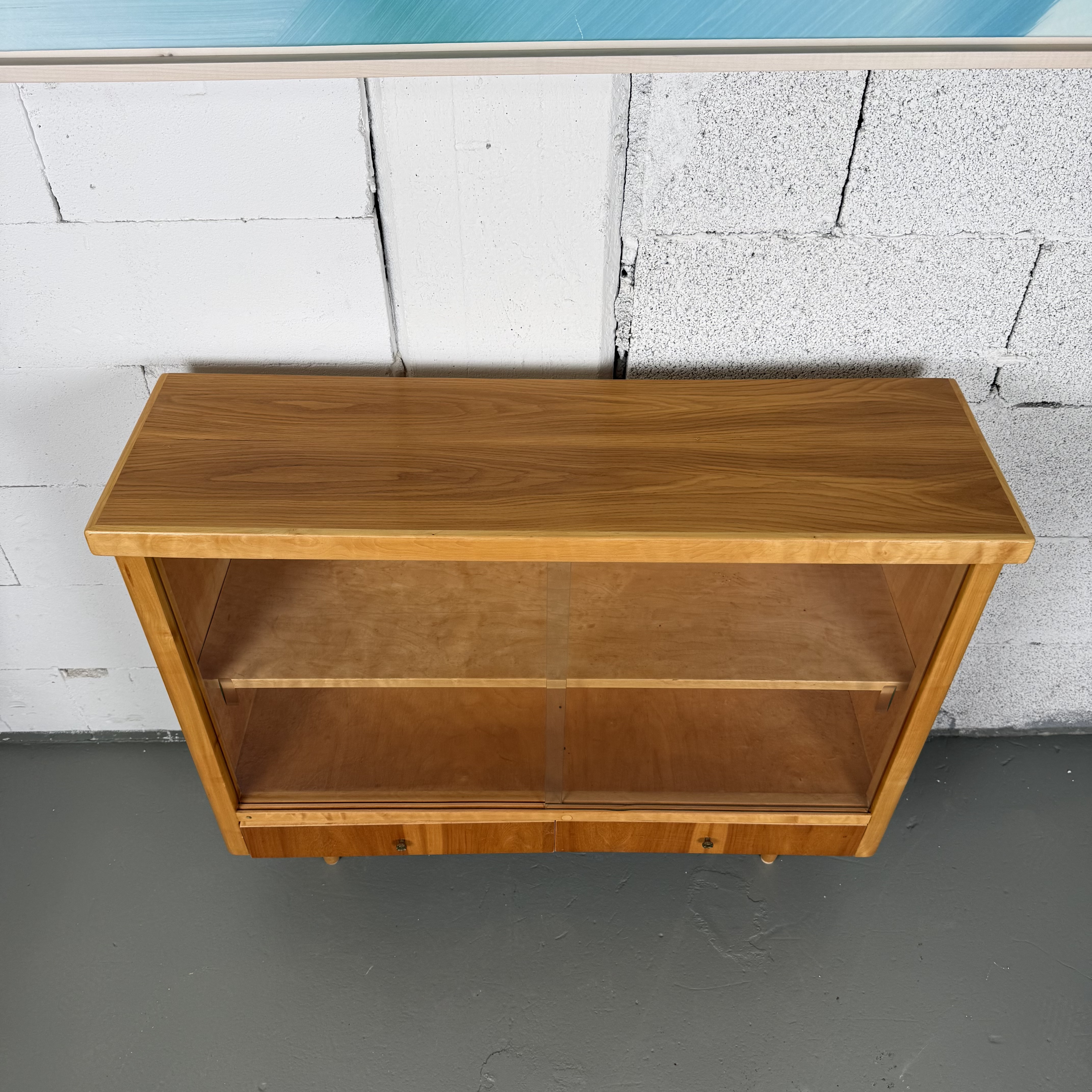 Kleine Kommode mit Glasschiebetür