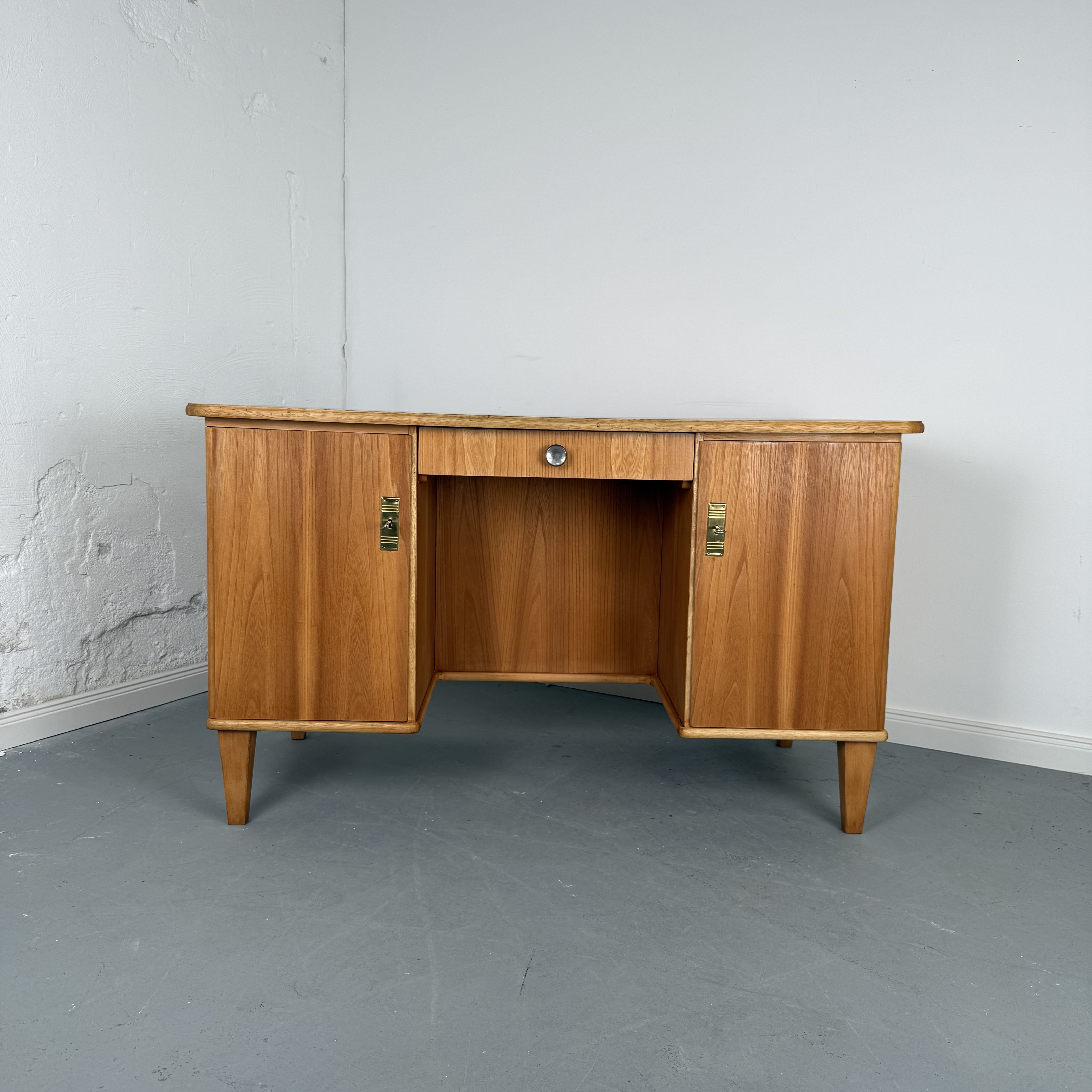 Schicker 60er Jahre Schreibtisch aus hellem Holz mit praktischem Stauraum