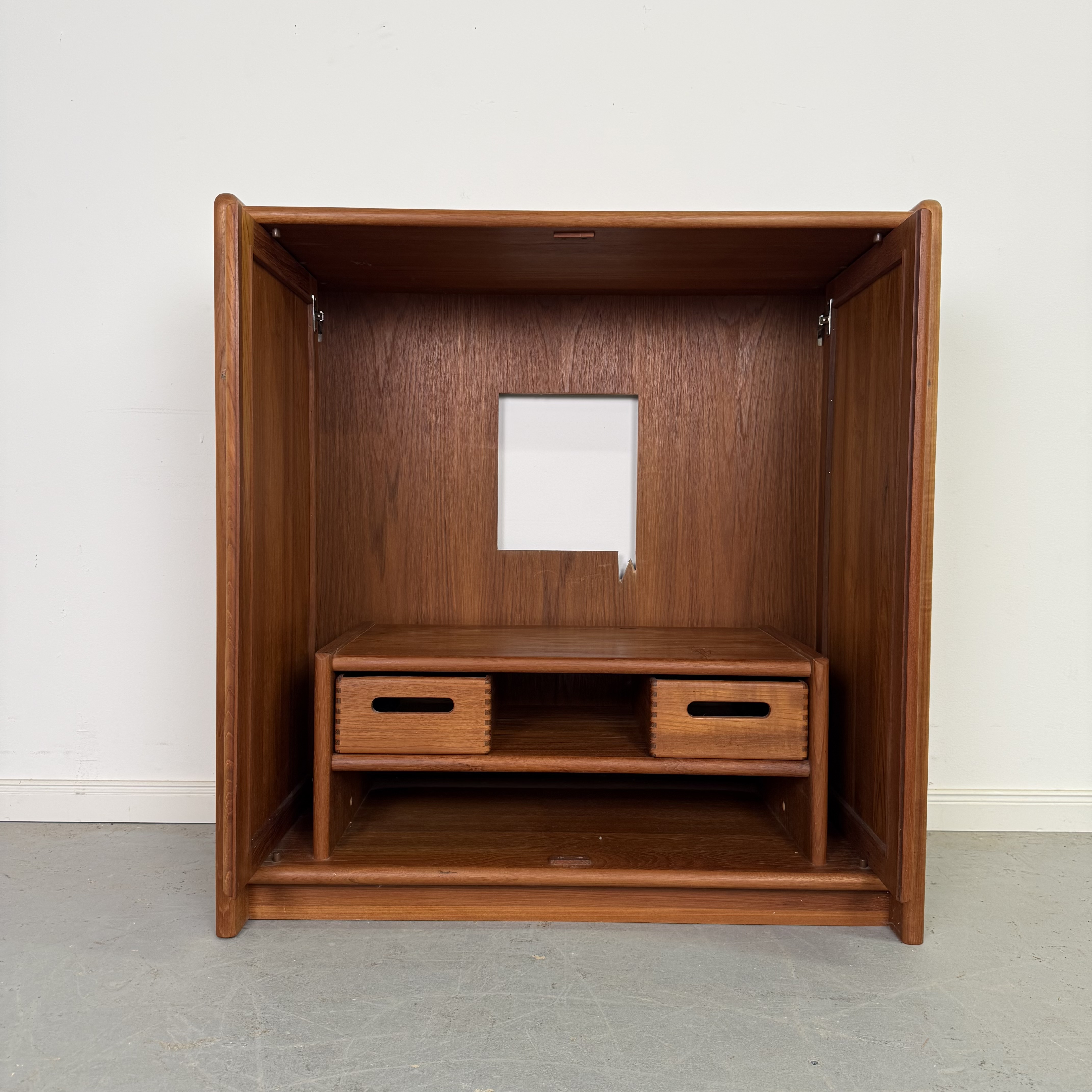 hochwertiger massiver Teak Fernsehschrank hochwertiger massiver Teak Fernsehschrank