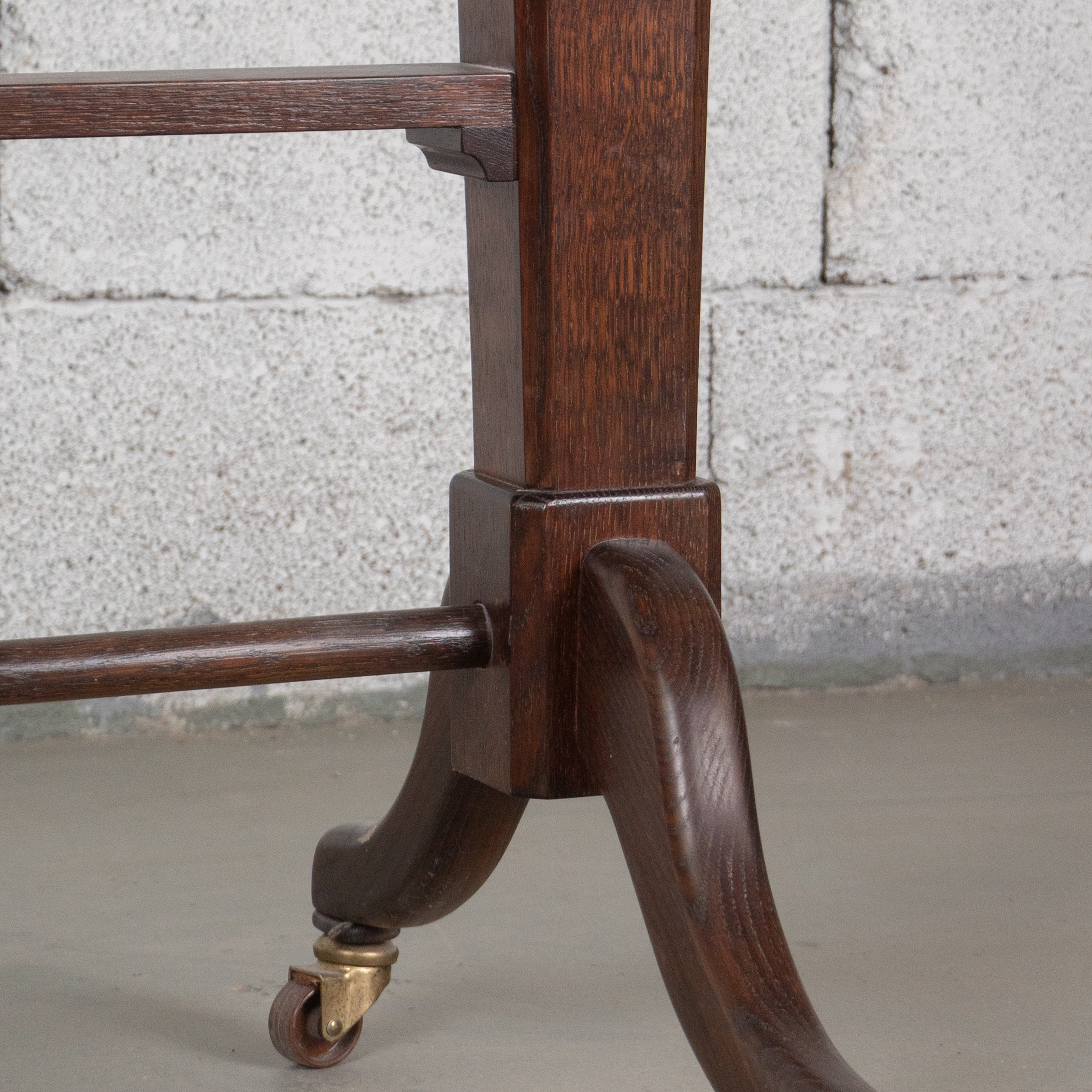 Vintage Stehpult aus Holz auf Rollen