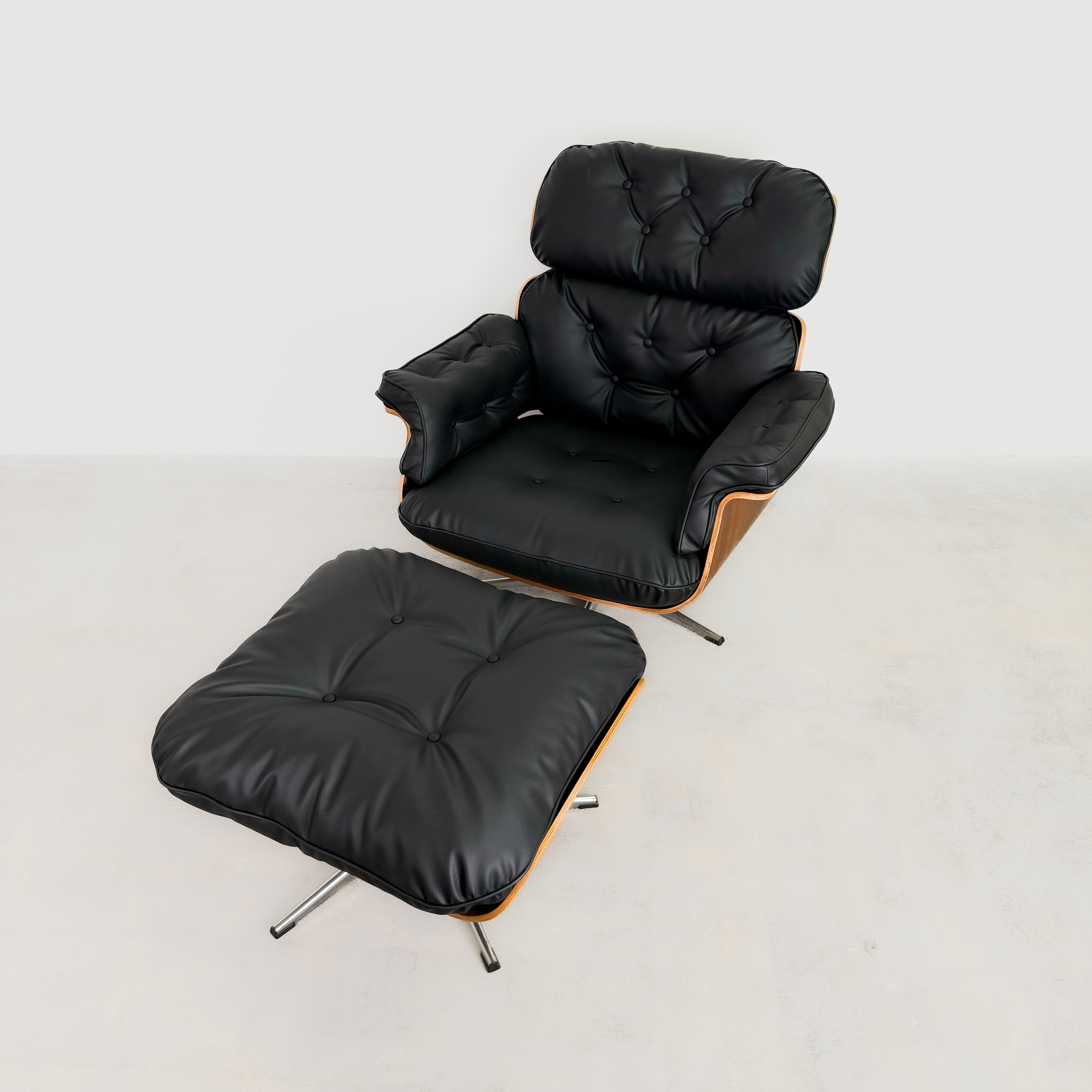 Eleganter Lounge Chair aus Leder mit Ottomane von Martin Stoll, neu aufgepolstert