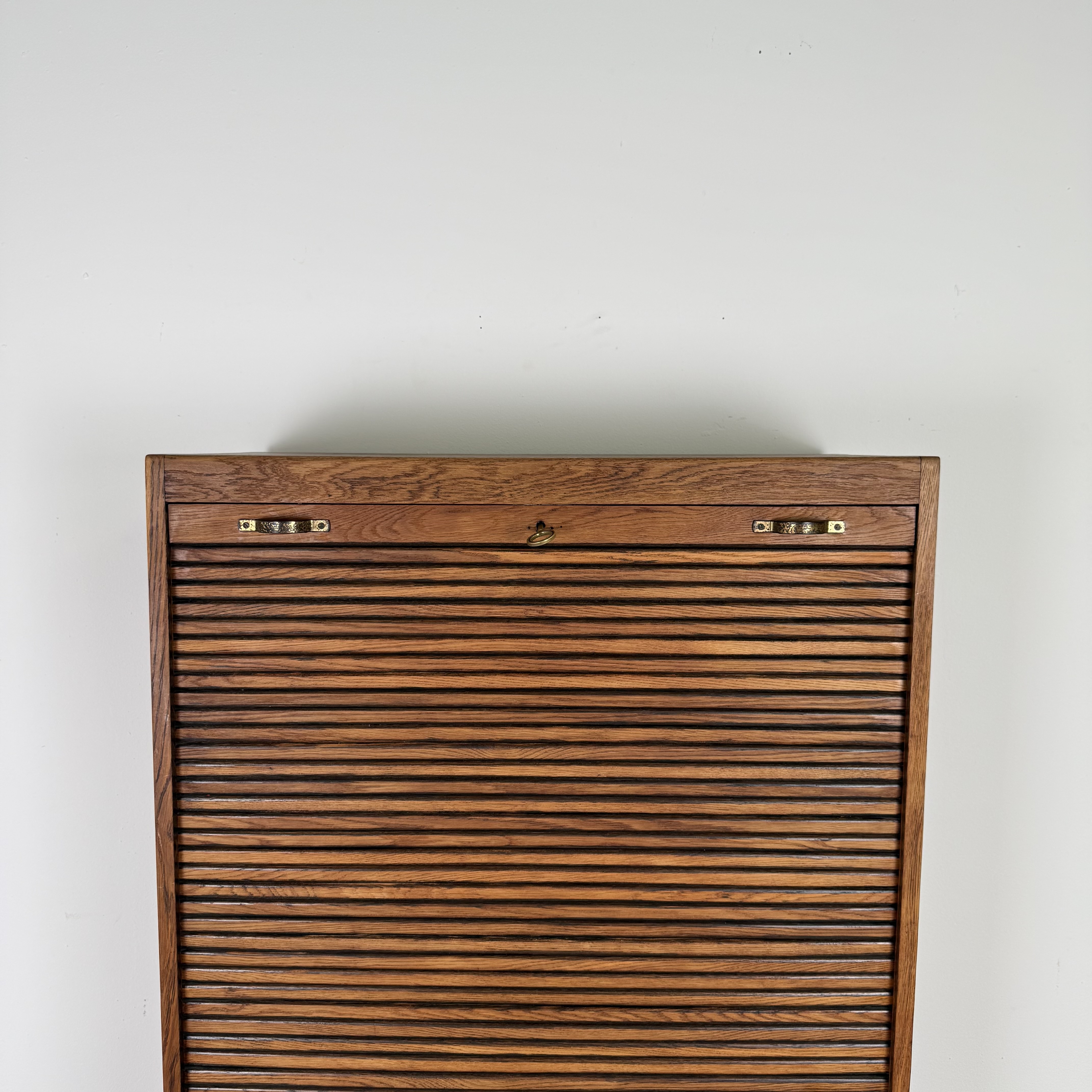 Eleganter Rollladenschrank im Art-Déco-Stil Eleganter Rollladenschrank im Art-Déco-Stil