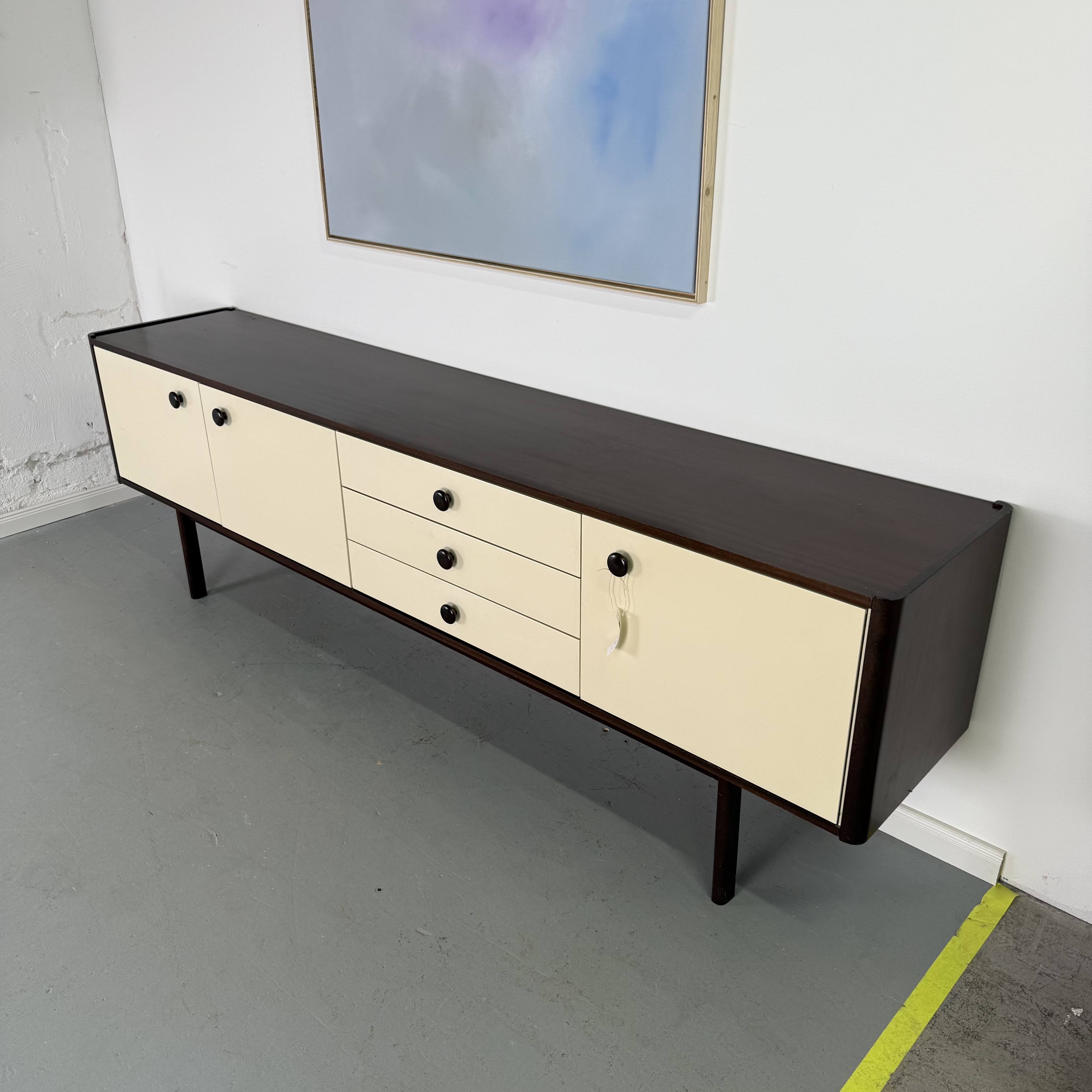 Wunderschönes Sideboard mit weißer Front im Mid-Century Stil