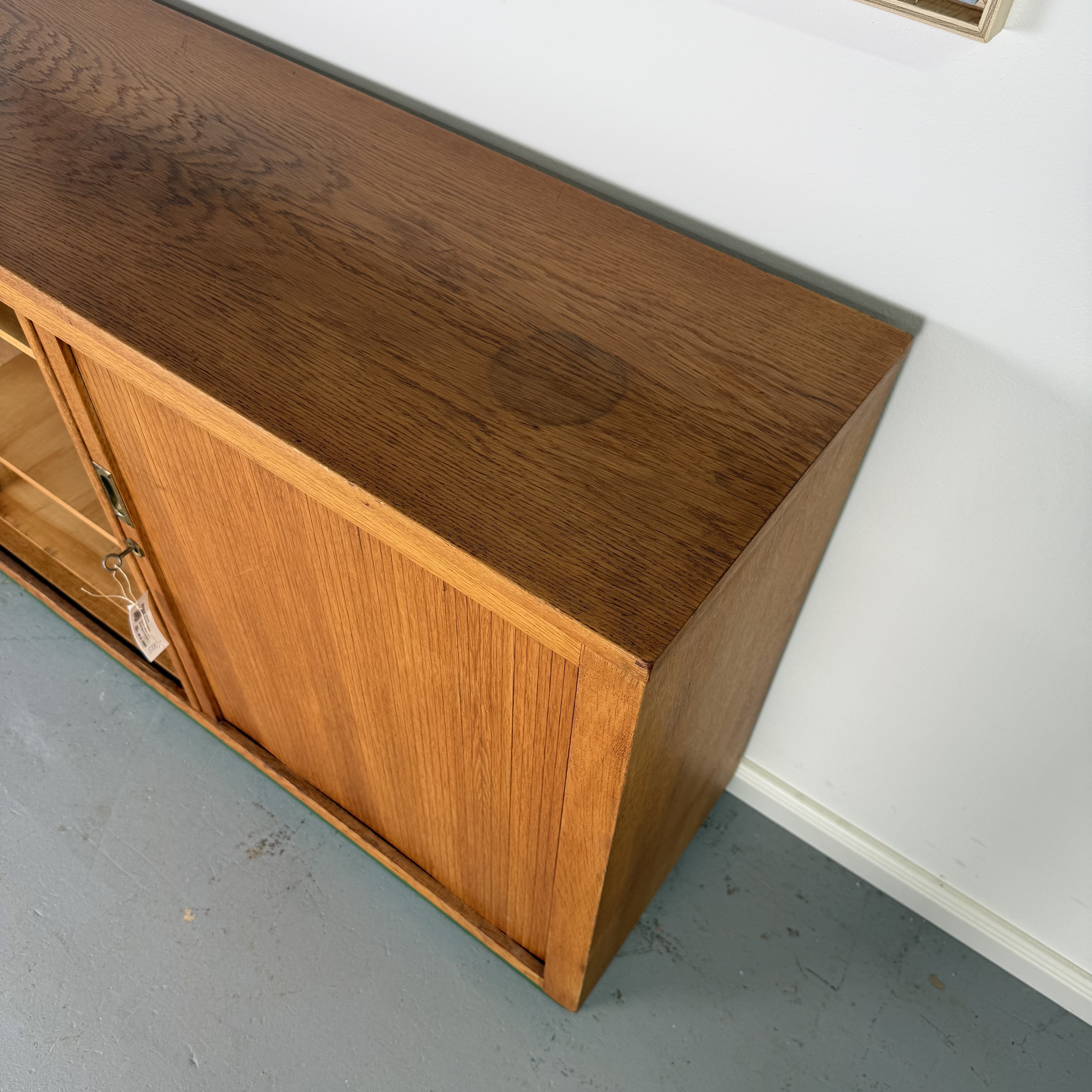 Besonderes Sideboard mit seitlich laufendem Rollladen im Mid Century Stil