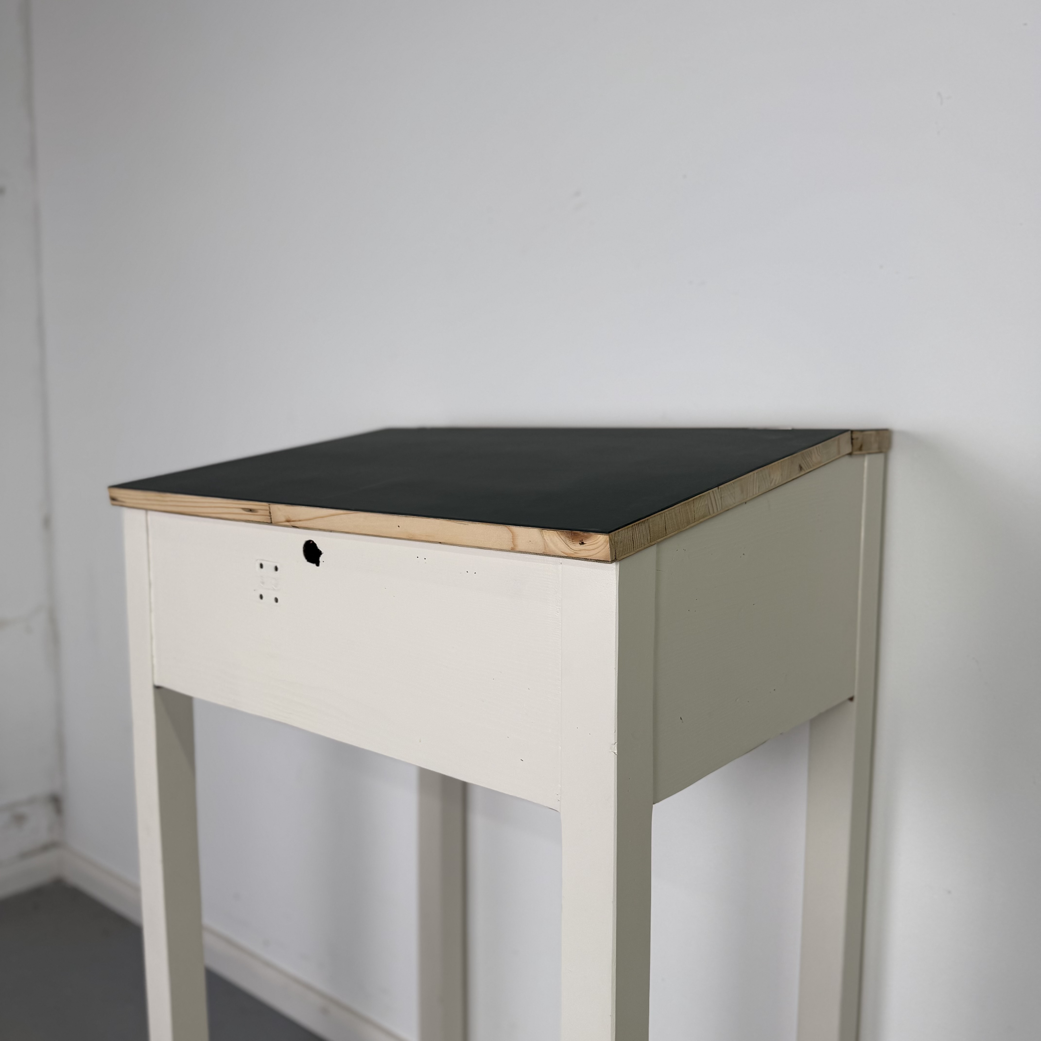 Charmantes Vintage Stehpult in Cremeweiß