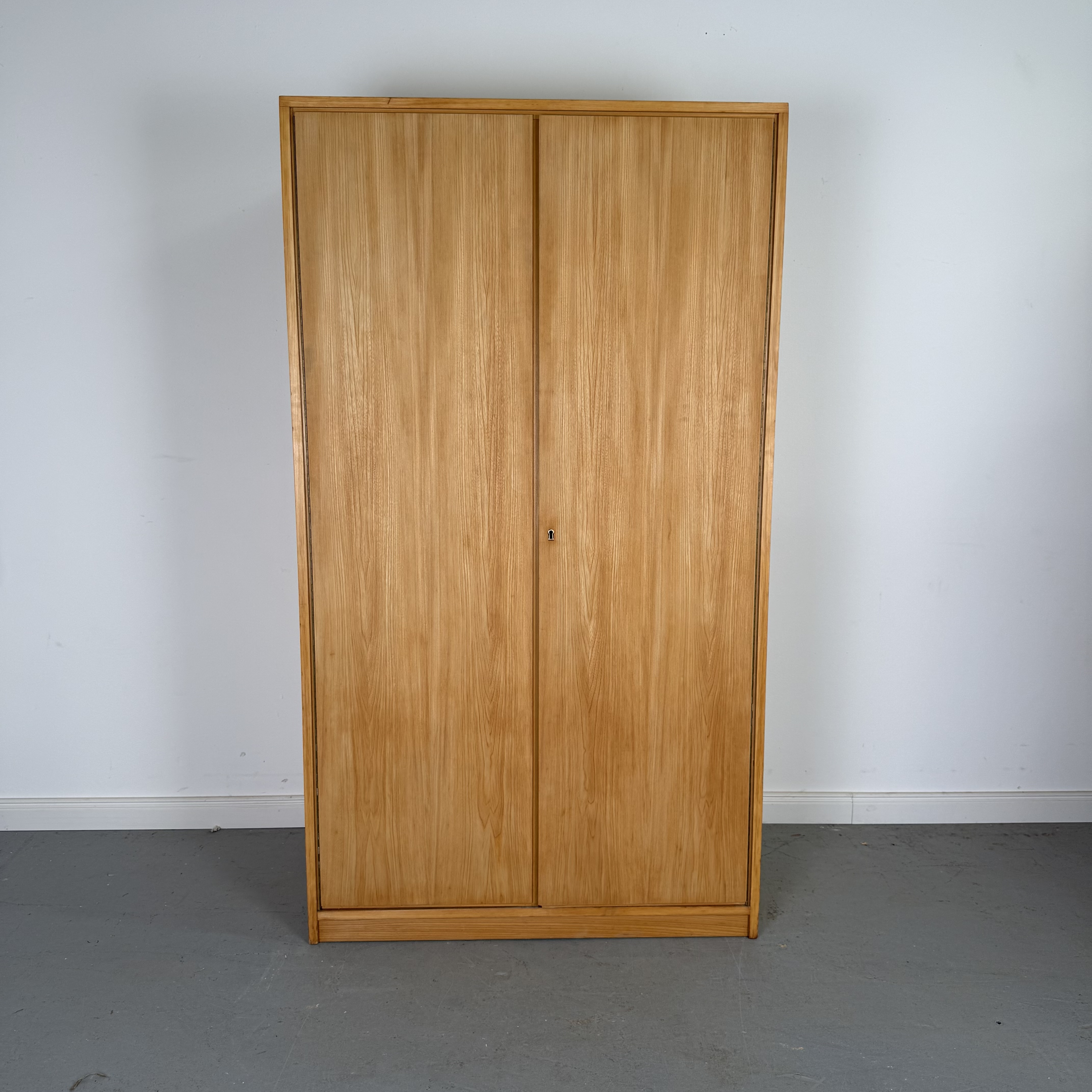 Schicker WKS Kleiderschrank im 60er Jahre Design
