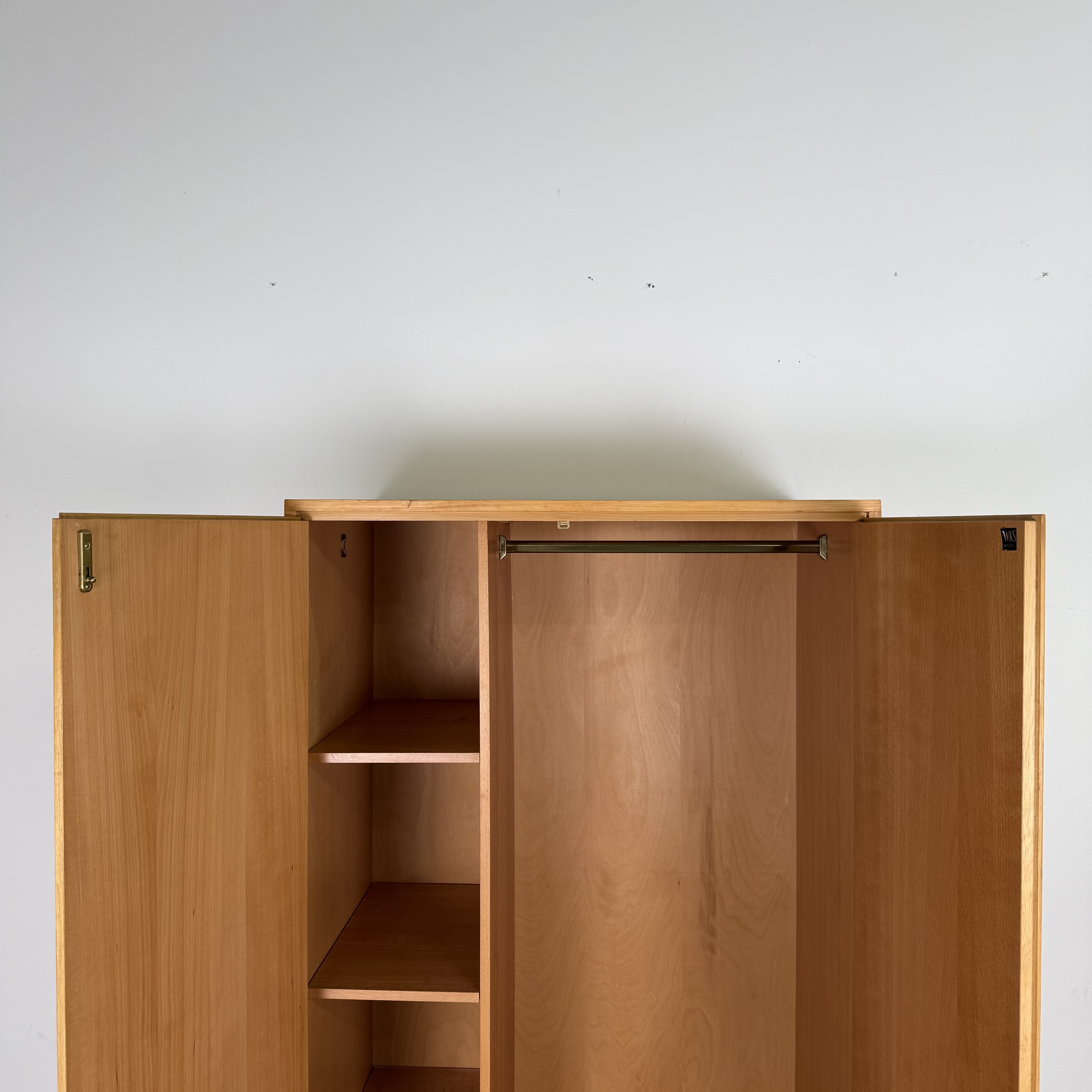 Schicker WKS Kleiderschrank im 60er Jahre Design Schicker WKS Kleiderschrank im 60er Jahre Design
