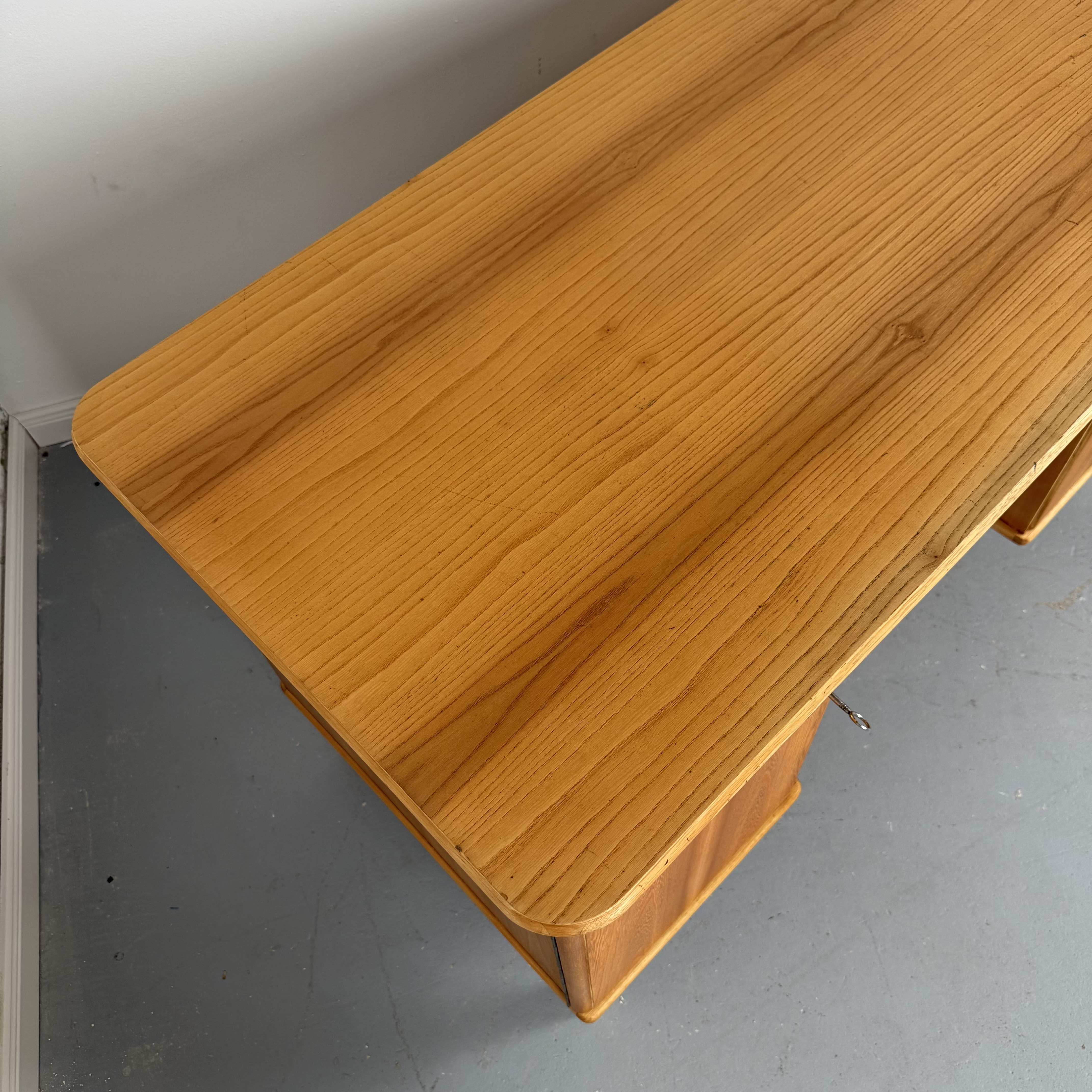 Schicker 60er Jahre Schreibtisch aus hellem Holz mit praktischem Stauraum Schicker 60er Jahre Schreibtisch aus hellem Holz mit praktischem Stauraum