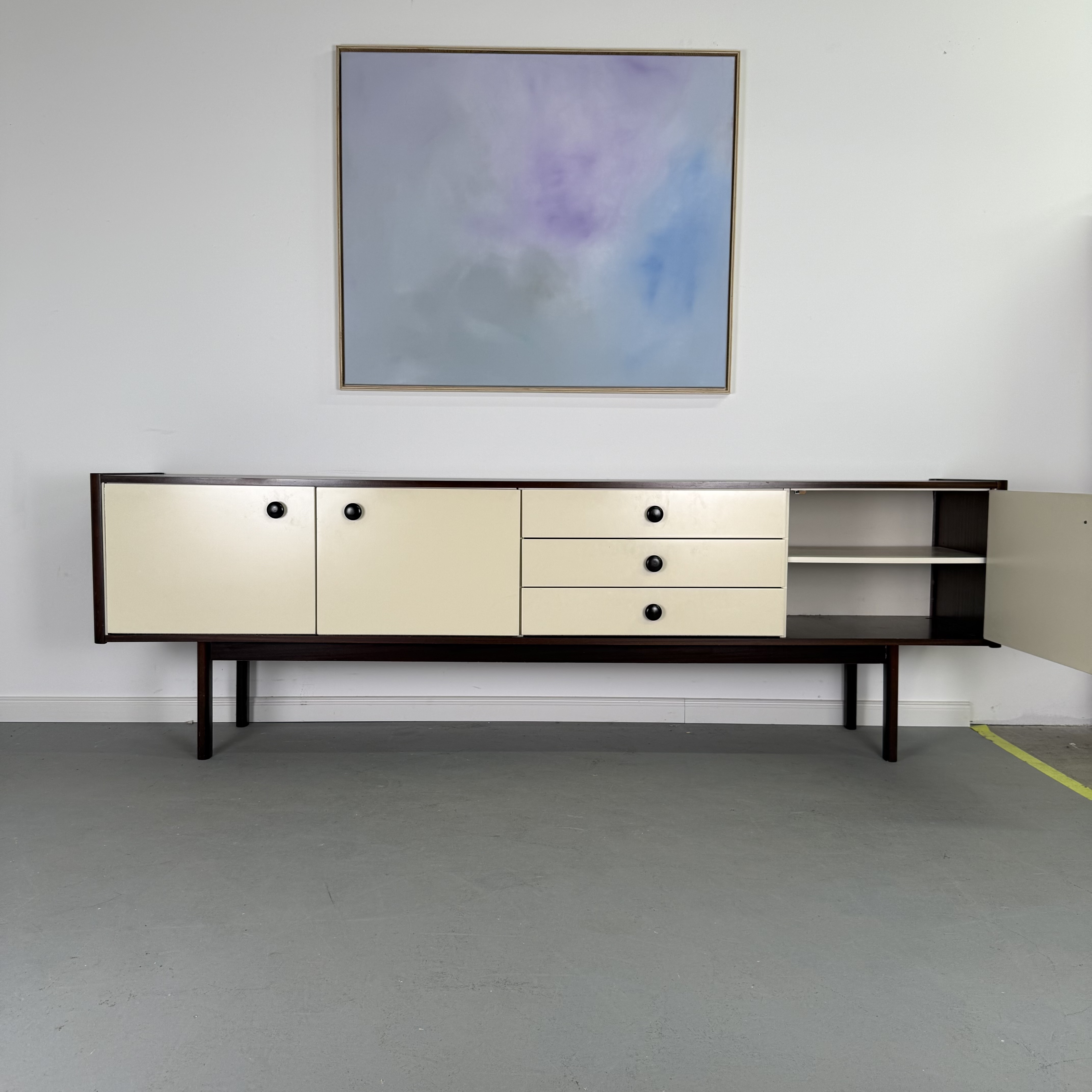 Wunderschönes Sideboard mit weißer Front im Mid-Century Stil