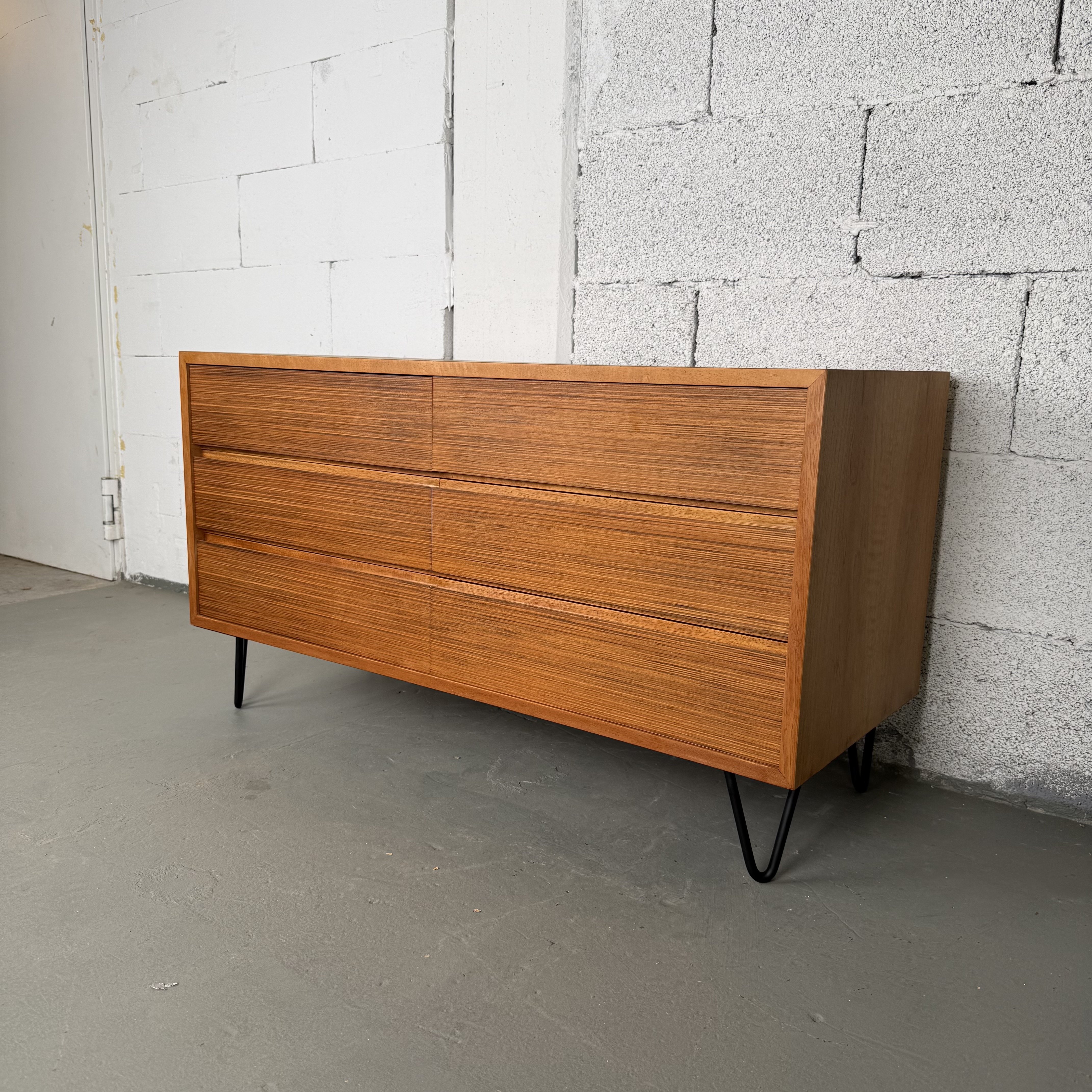 schickes Mid Century Sideboard mit Schubladen