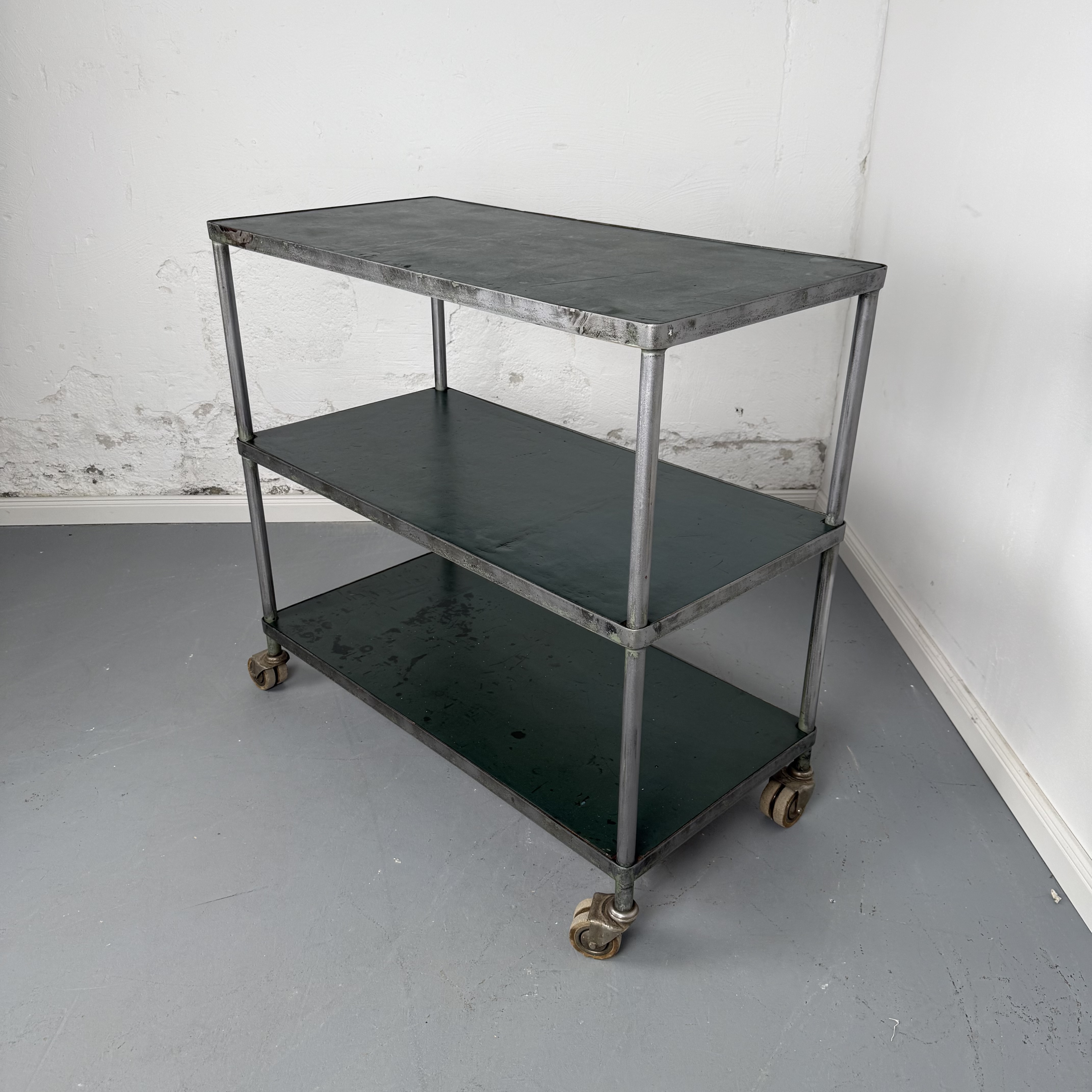 Industrieller Vintage Servierwagen mit Patina-Charme Industrieller Vintage Servierwagen mit Patina-Charme