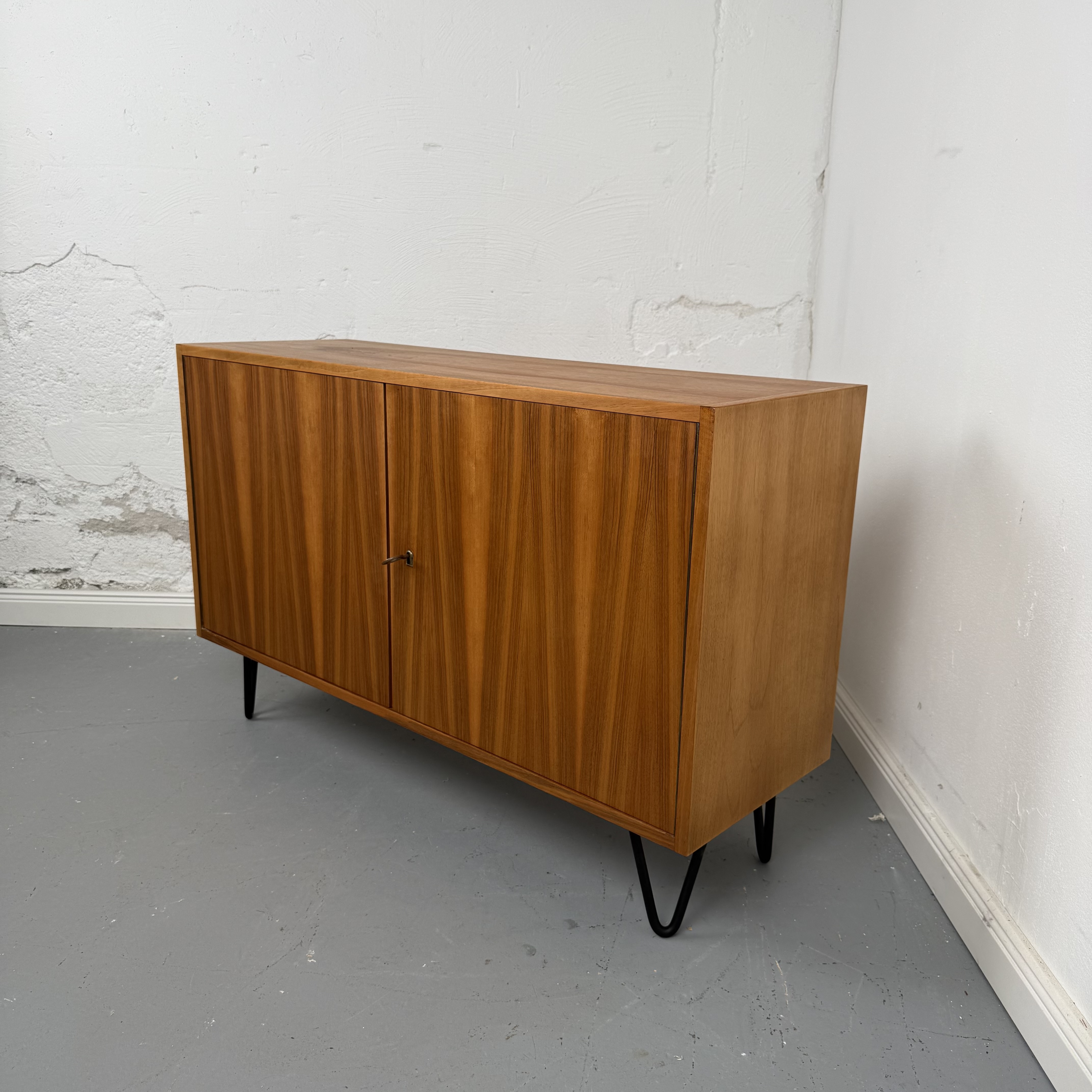 60er Jahre Kommode mit besonderer Maserung 60er Jahre Kommode mit besonderer Maserung