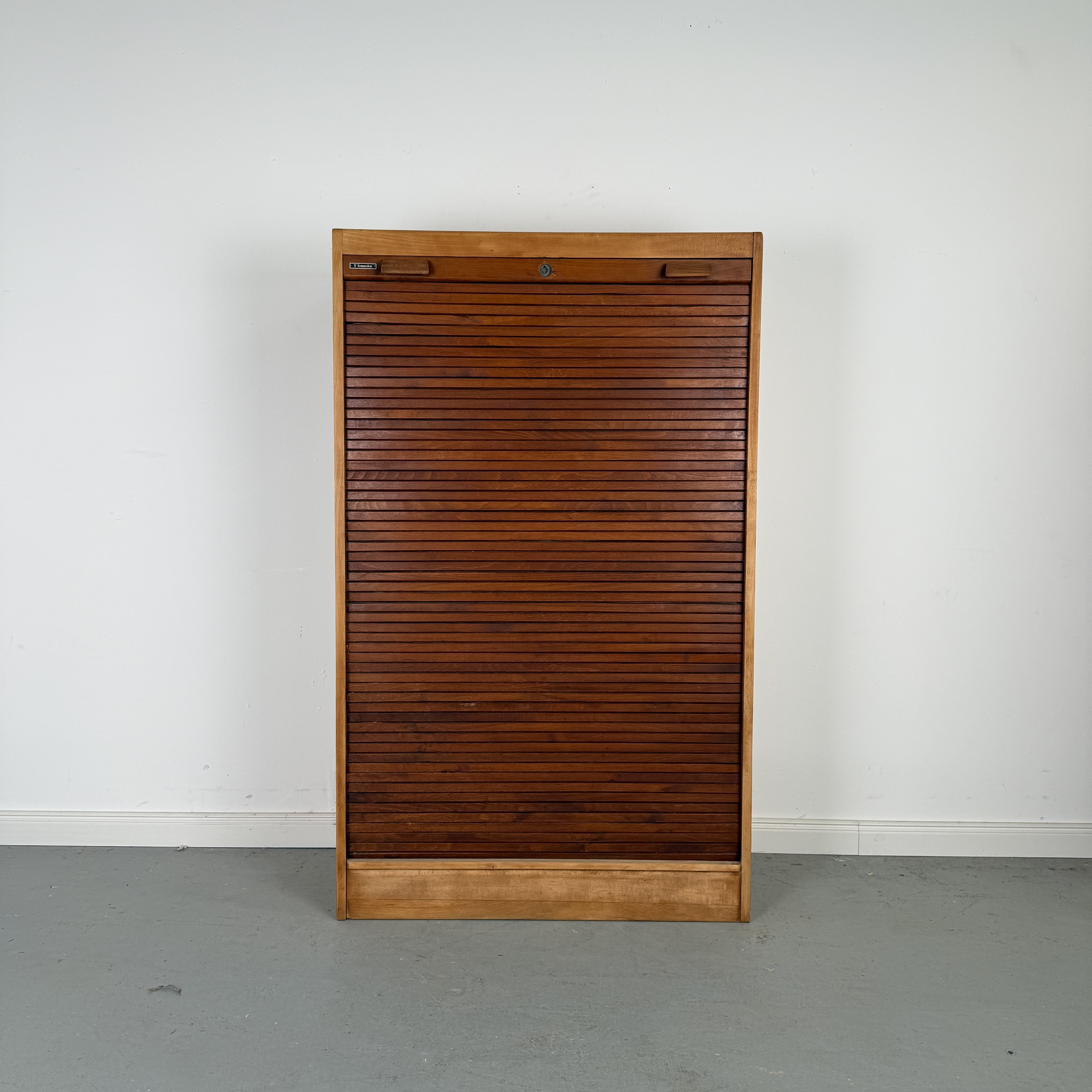 Kompakter Rollladenschrank im Art-Déco Stil