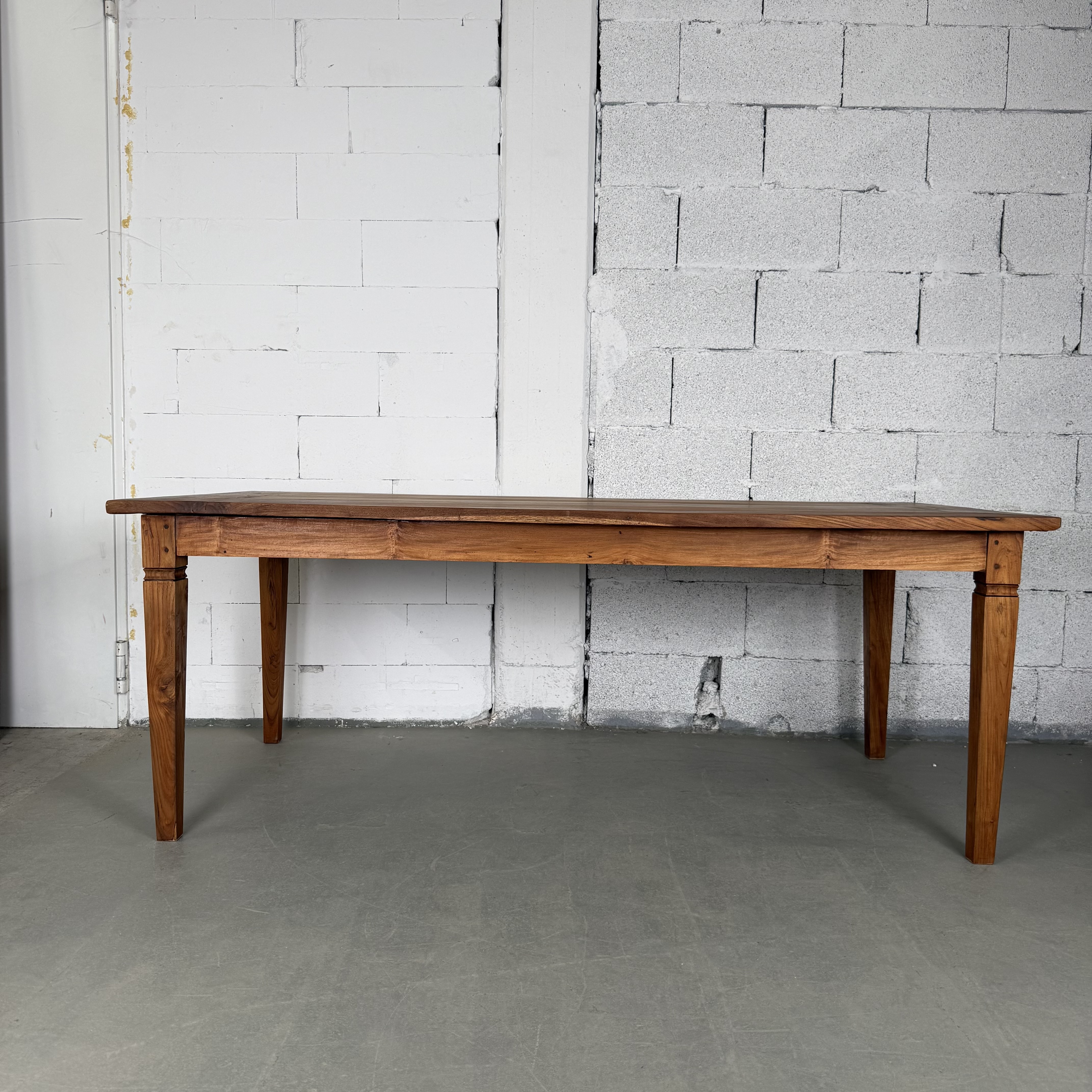 Massiver Holztisch – Hochwertiger Vintage Tisch aus Massivholz